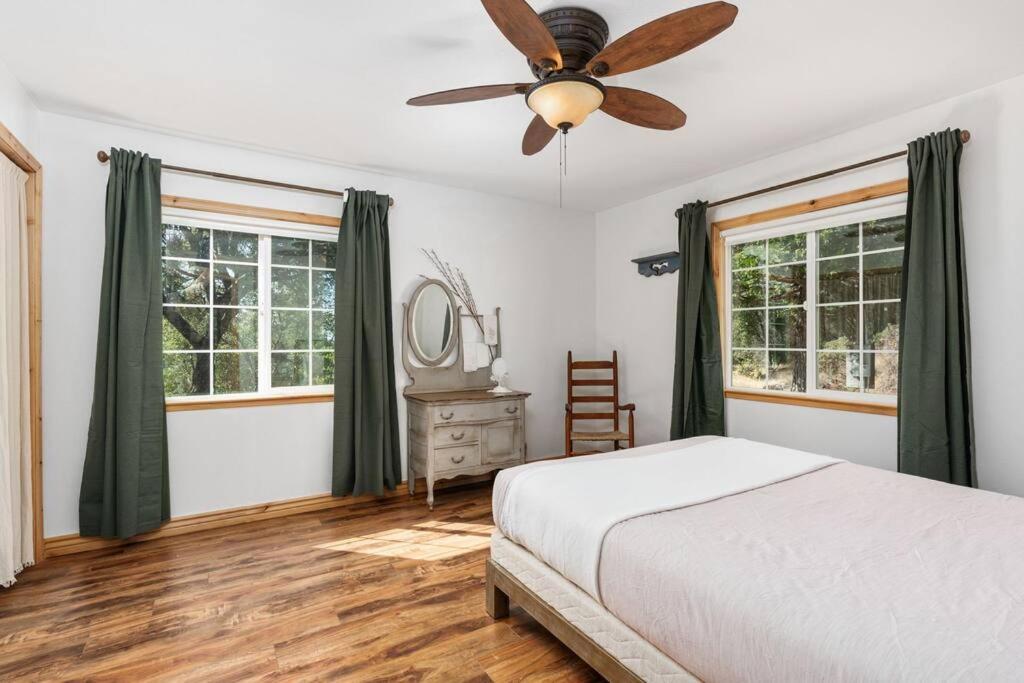 Manzanita Hill-35 miles to Yosemite, 10 miles to Mariposa with 8 person spa