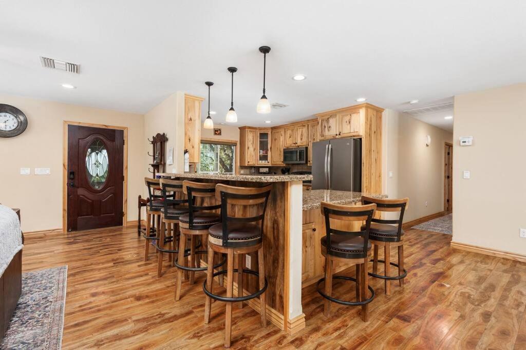 Manzanita Hill-35 miles to Yosemite, 10 miles to Mariposa with 8 person spa