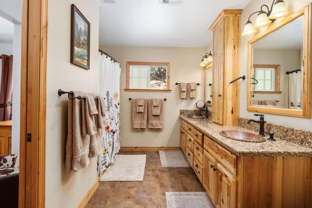 Manzanita Hill-35 miles to Yosemite, 10 miles to Mariposa with 8 person spa