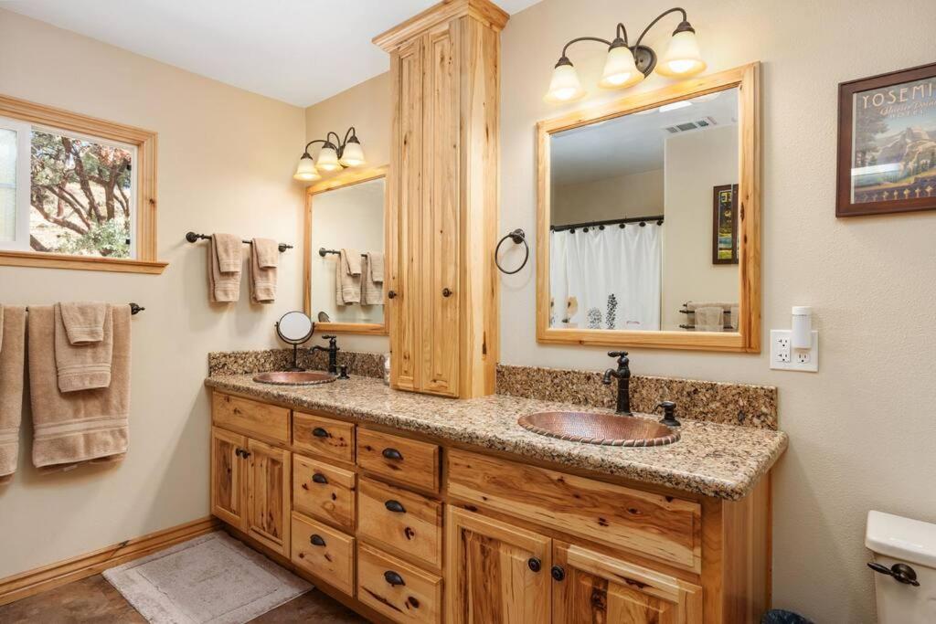 Manzanita Hill-35 miles to Yosemite, 10 miles to Mariposa with 8 person spa