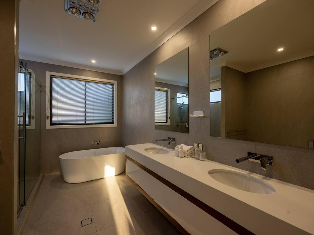 Brand New 5B Luxury Modern Dream House at Rochedale