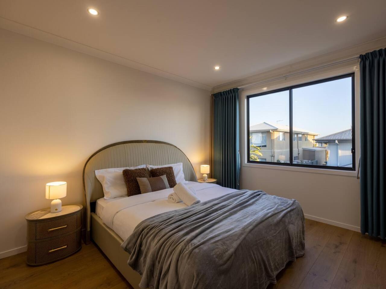 Brand New 5B Luxury Modern Dream House at Rochedale