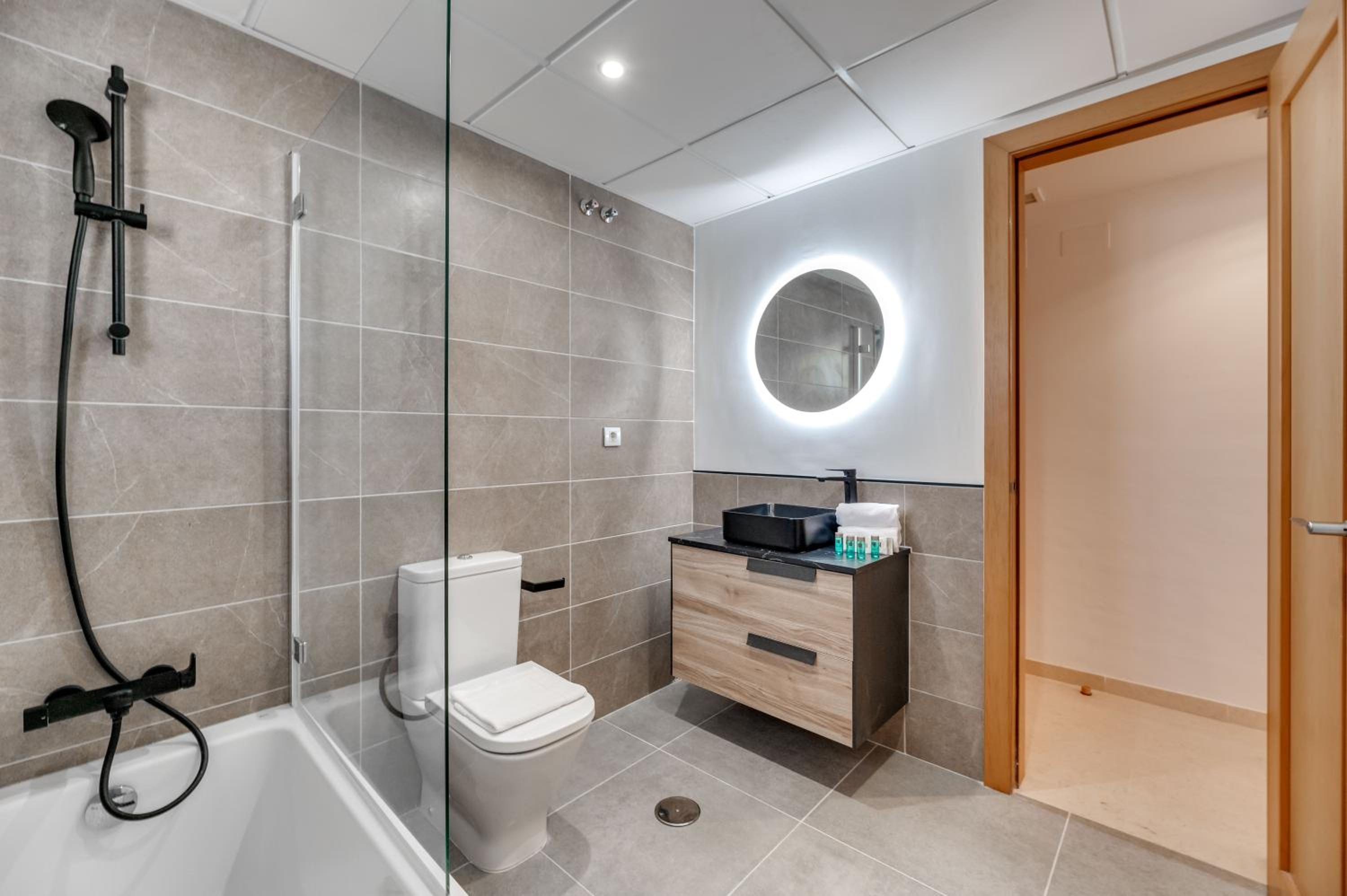 Marbella Vacations - VACATION MARBELLA I The Sunrise Golden Mile Flat, Next to Convention Center, Recently Refurbished, Prime Location, 300m to the BEACH - Property Image 30