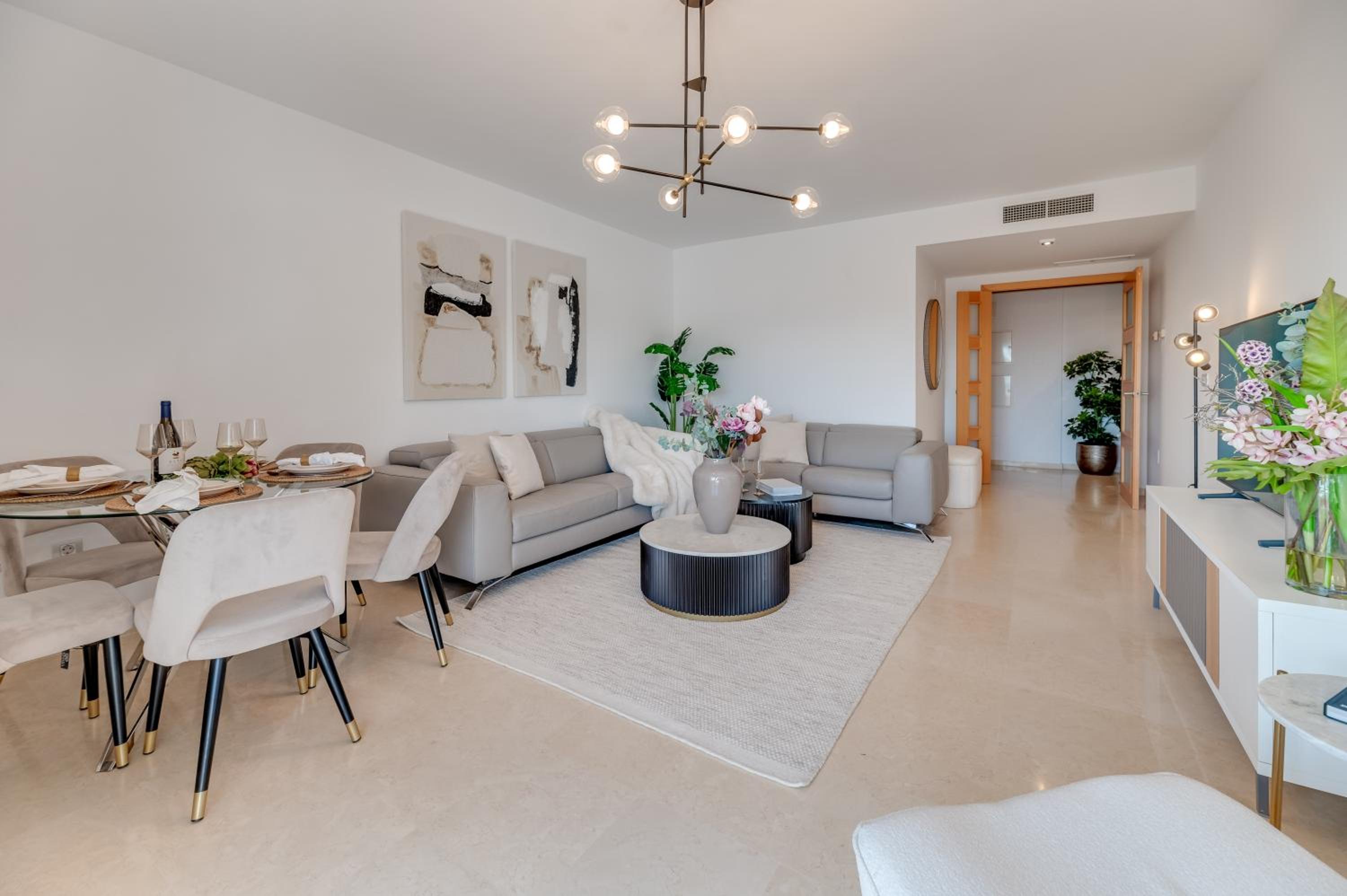 Marbella Vacations - VACATION MARBELLA I The Sunrise Golden Mile Flat, Next to Convention Center, Recently Refurbished, Prime Location, 300m to the BEACH - Property Image 3