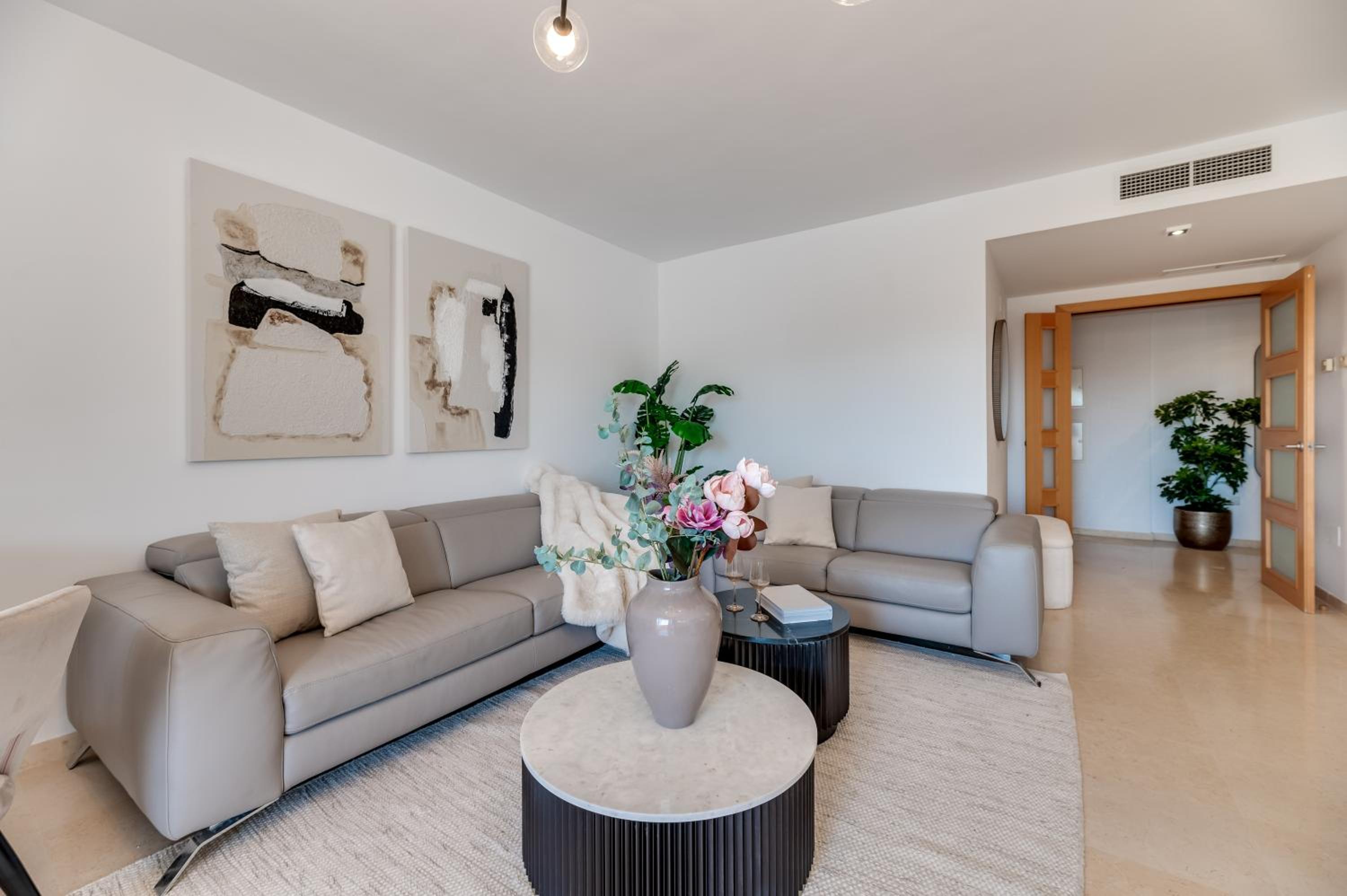 Marbella Vacations - VACATION MARBELLA I The Sunrise Golden Mile Flat, Next to Convention Center, Recently Refurbished, Prime Location, 300m to the BEACH - Property Image 5