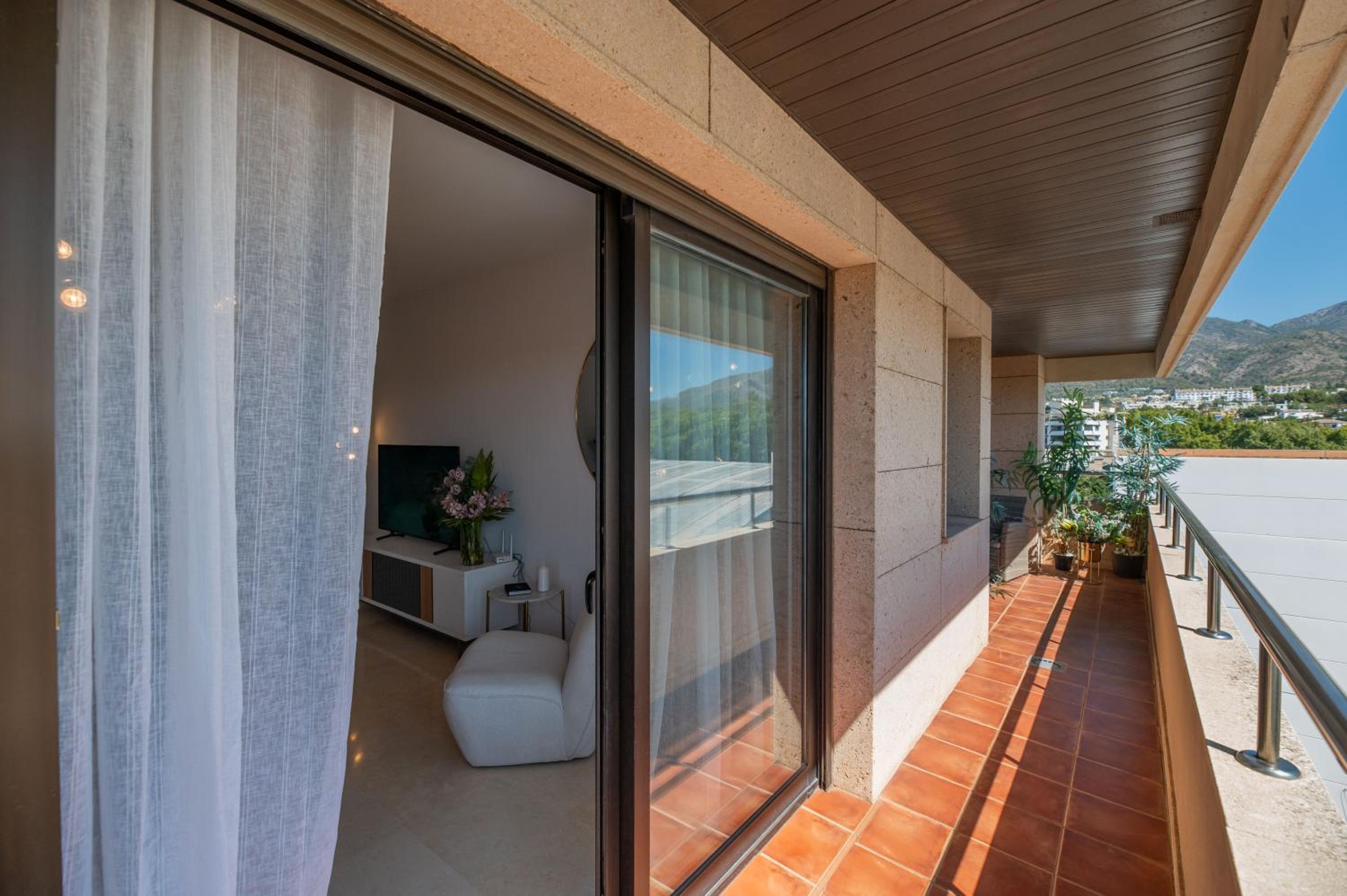 Marbella Vacations - VACATION MARBELLA I The Sunrise Golden Mile Flat, Next to Convention Center, Recently Refurbished, Prime Location, 300m to the BEACH - Property Image 2