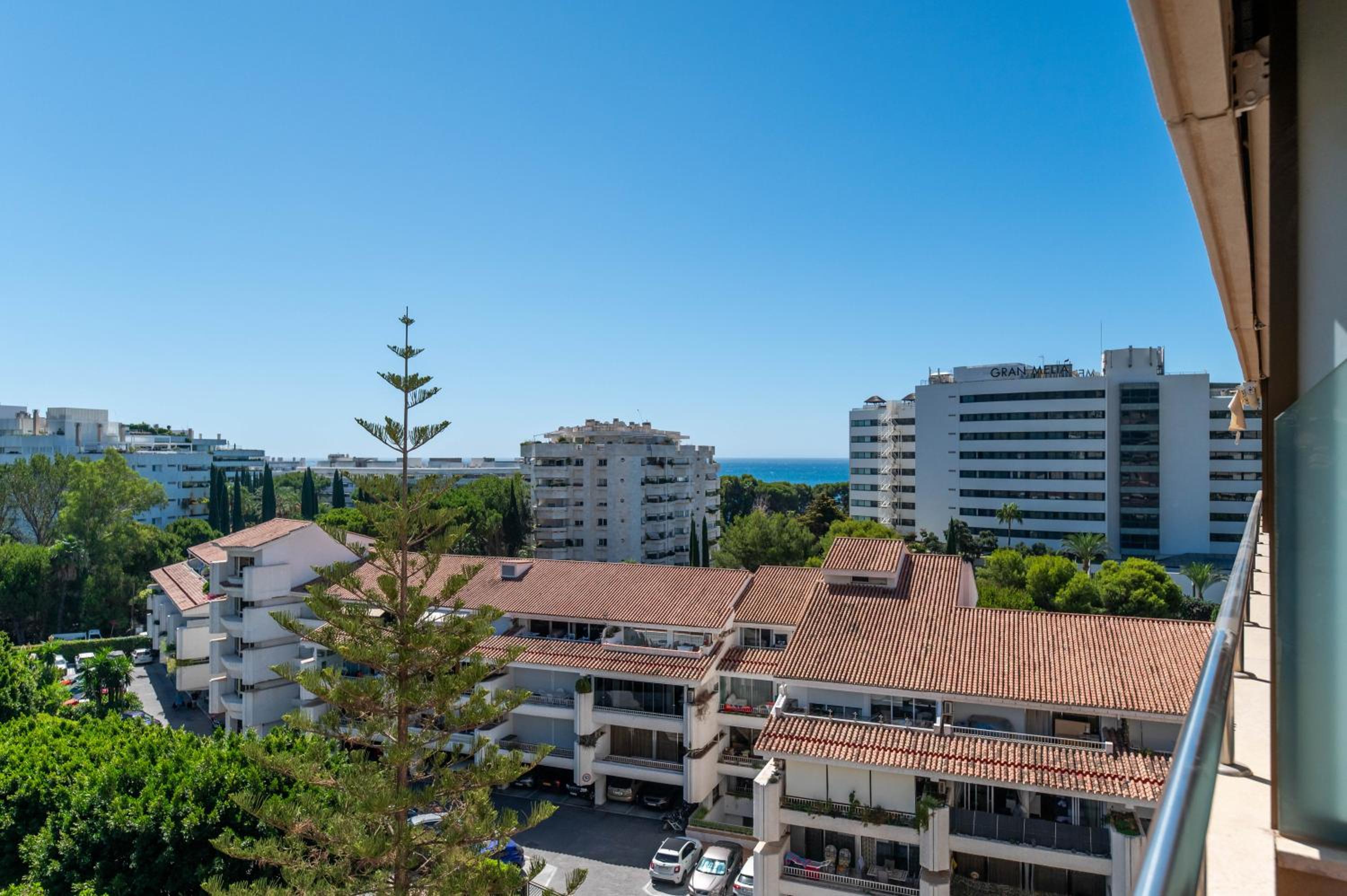 Marbella Vacations - VACATION MARBELLA I The Sunrise Golden Mile Flat, Next to Convention Center, Recently Refurbished, Prime Location, 300m to the BEACH - Property Image 10