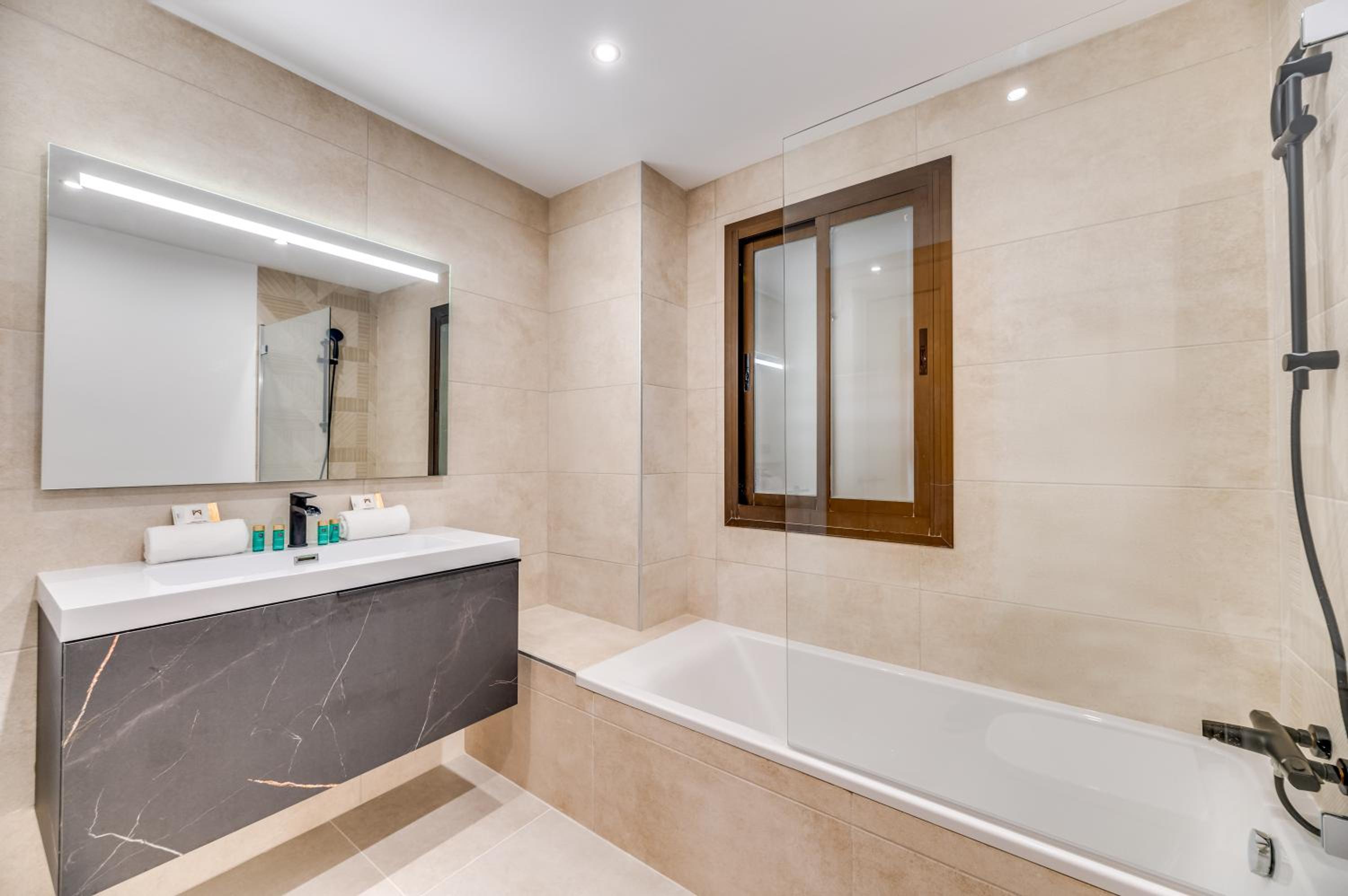Marbella Vacations - VACATION MARBELLA I The Sunrise Golden Mile Flat, Next to Convention Center, Recently Refurbished, Prime Location, 300m to the BEACH - Property Image 15