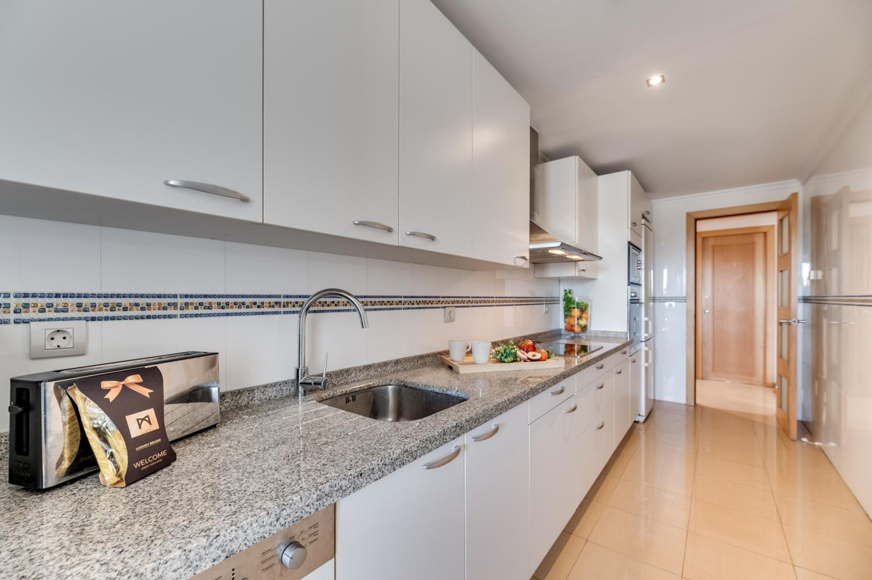 Marbella Vacations - VACATION MARBELLA I The Sunrise Golden Mile Flat, Next to Convention Center, Recently Refurbished, Prime Location, 300m to the BEACH - Property Image 14