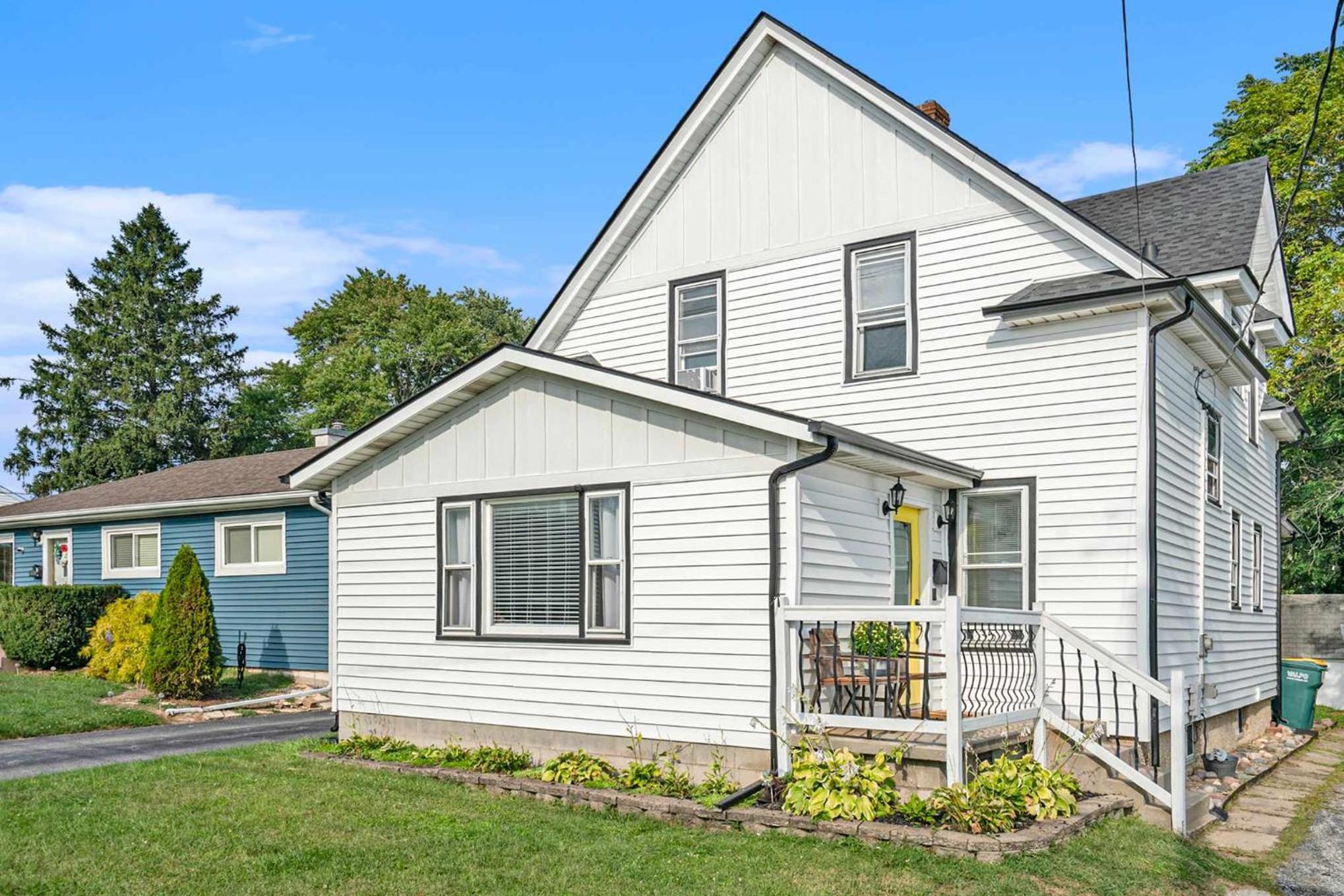 Steps from Journeyman in Downtown Valparaiso