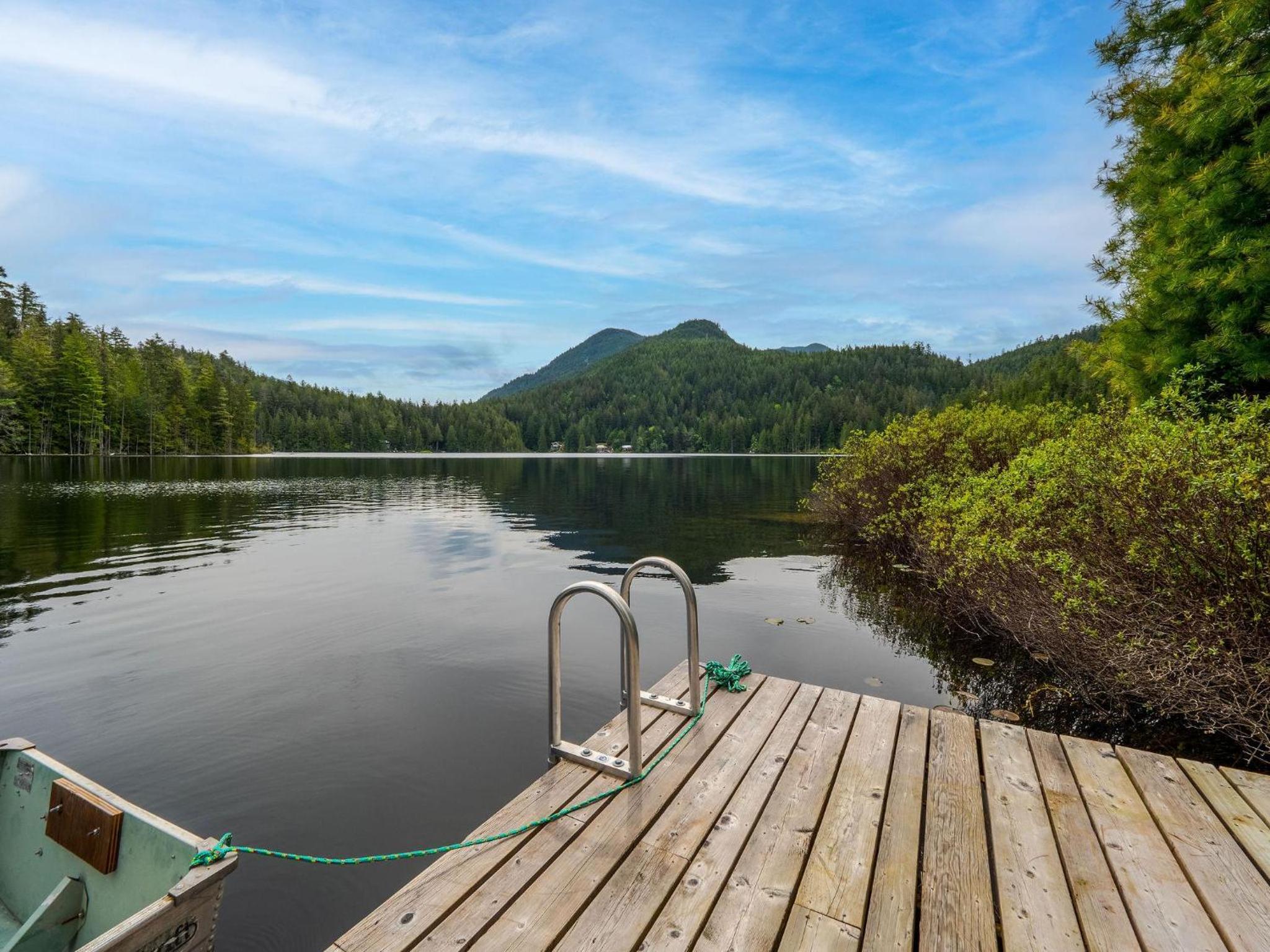North Lake Waterfront Home by EMR Vacation Rentals
