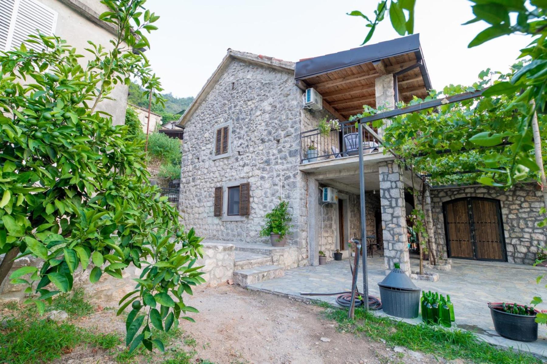Old House Leković view 3