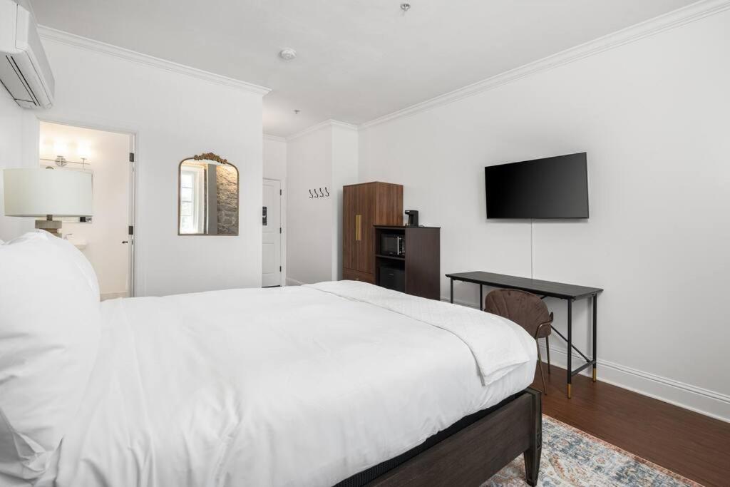 Historic Stonehouse Getaway Minutes to Downtown! view 3