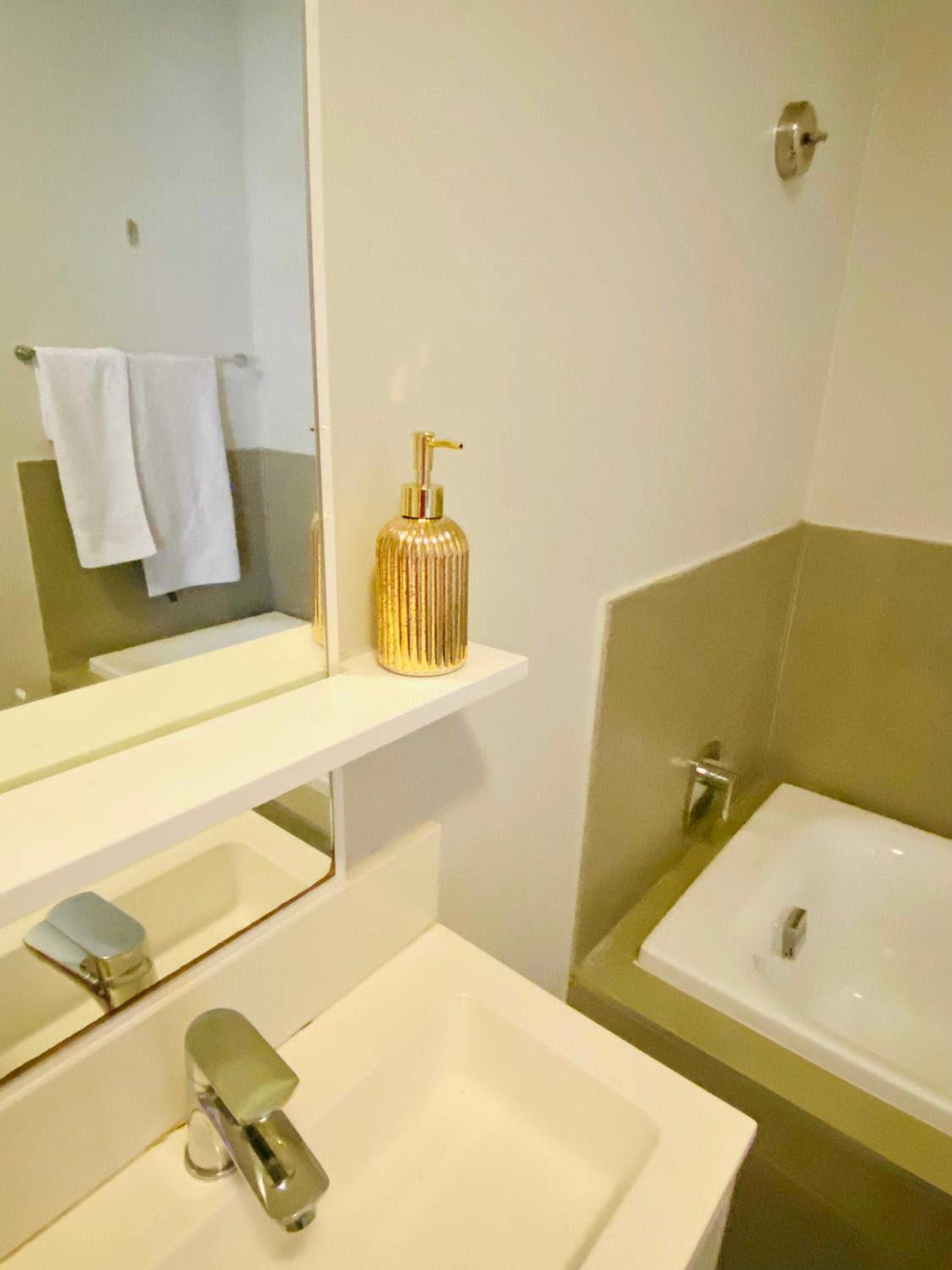 Zuriel Spaces 2 bedrooms 2 bathrooms Luxurious Modern Apartment