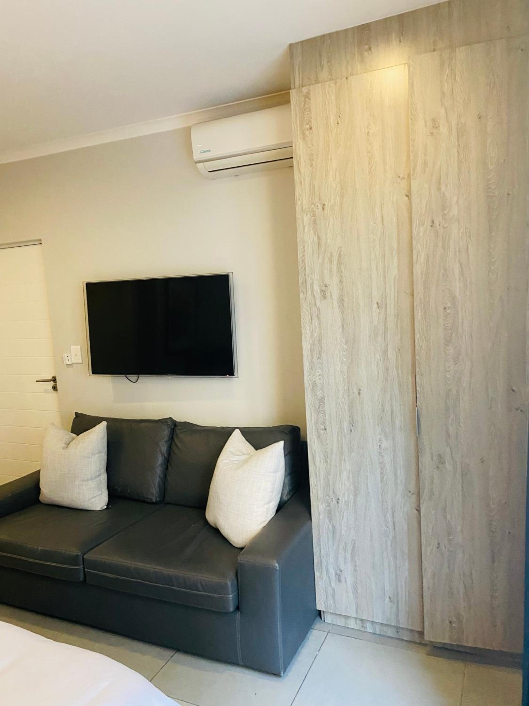 Zuriel Spaces 2 bedrooms 2 bathrooms Luxurious Modern Apartment