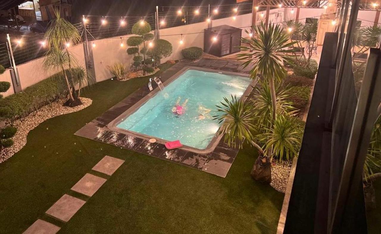 Luxurious Pool Villa , Ipoh with Karaoke, Snooker for 15-20 pax photo 4