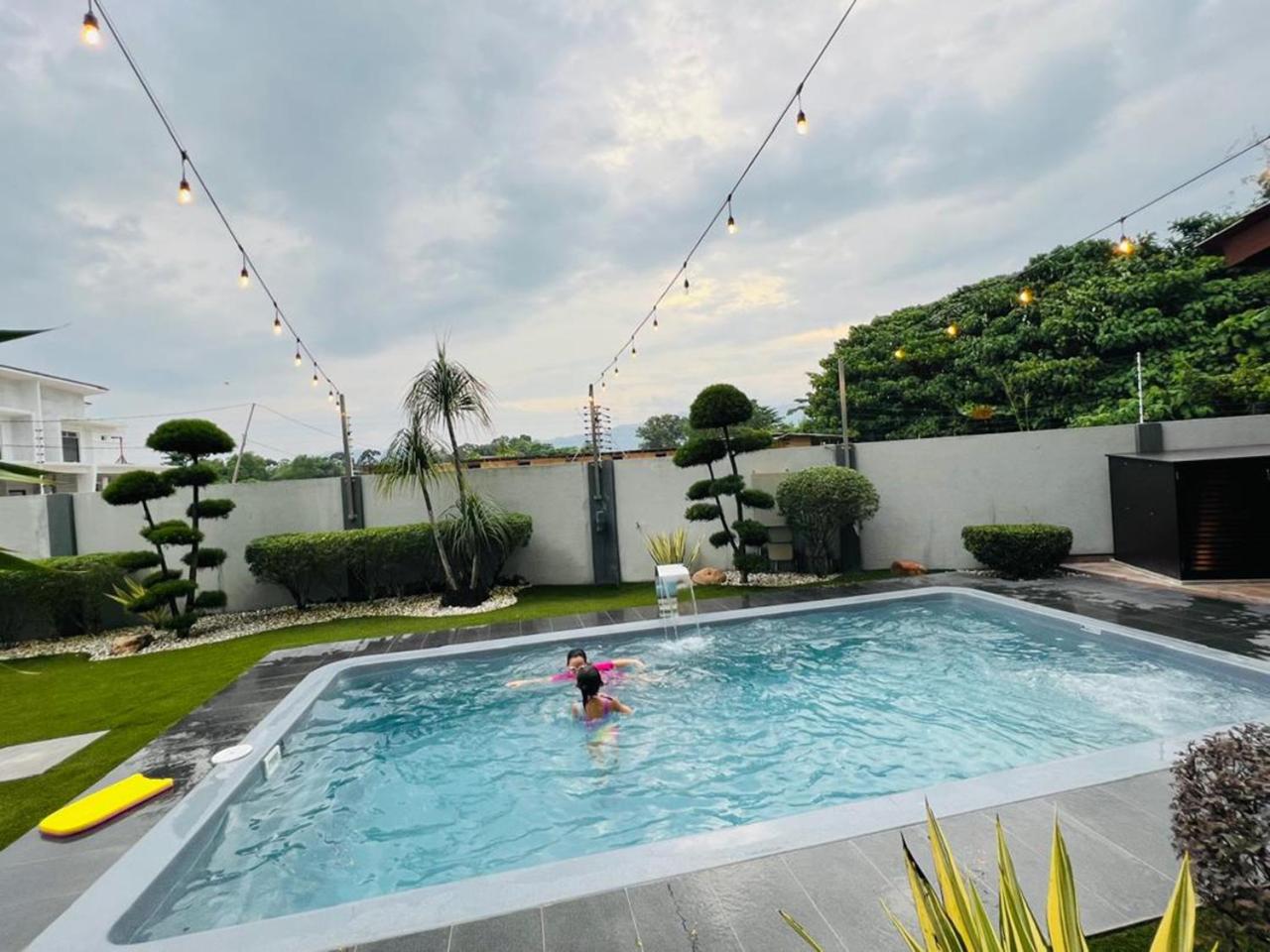 Luxurious Pool Villa , Ipoh with Karaoke, Snooker for 15-20 pax photo 3