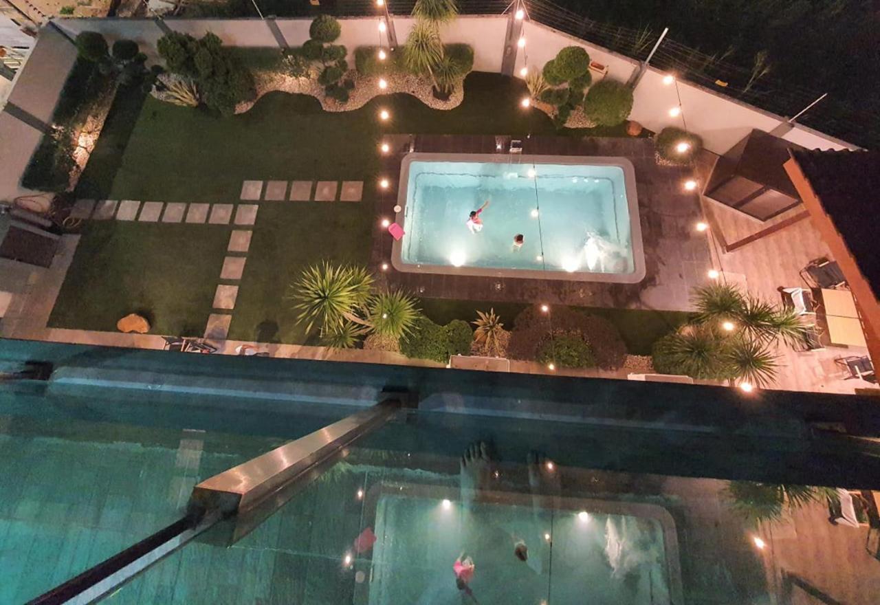 Luxurious Pool Villa , Ipoh with Karaoke, Snooker for 15-20 pax photo 8