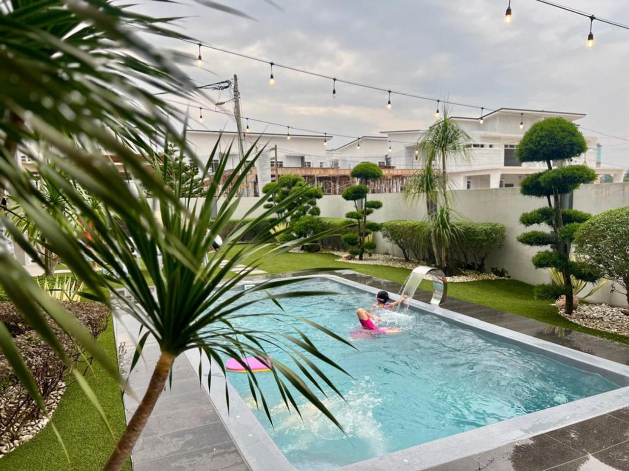 Luxurious Pool Villa , Ipoh with Karaoke, Snooker for 15-20 pax photo 1
