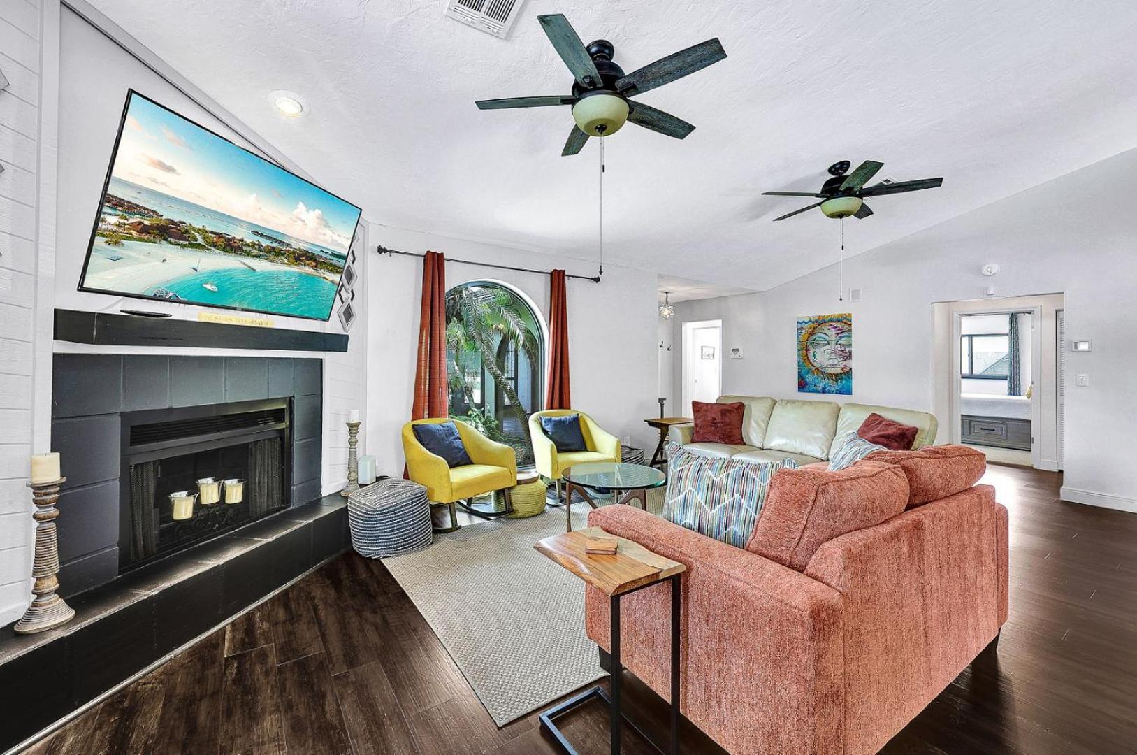 Heated Pool, Sleeps 10, Relaxing Lanai, Near Beaches, Pet Friendly! view 4