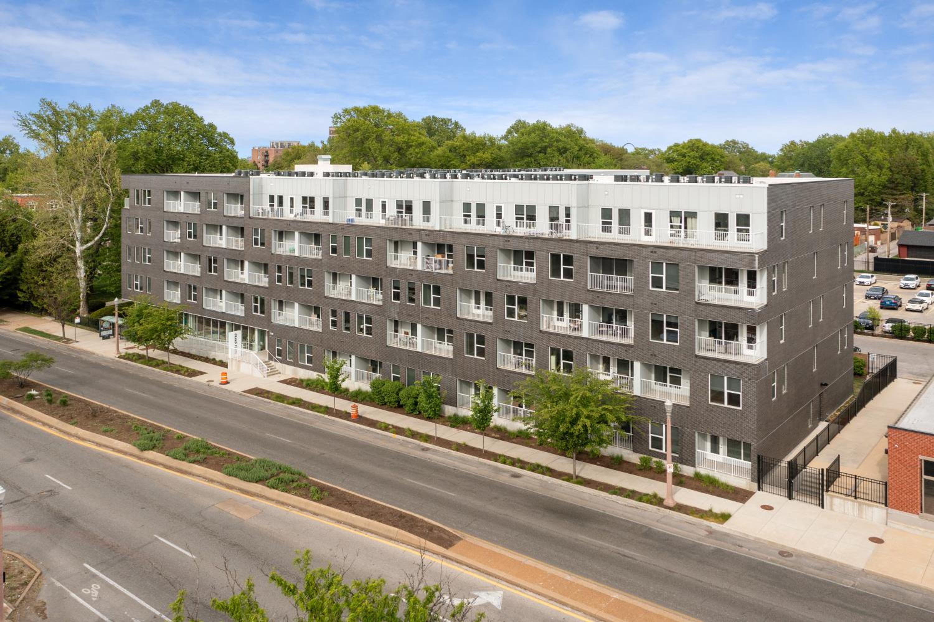 Luxury 1 Bedroom Apartment Near Tower Grove Park - Property Image 3