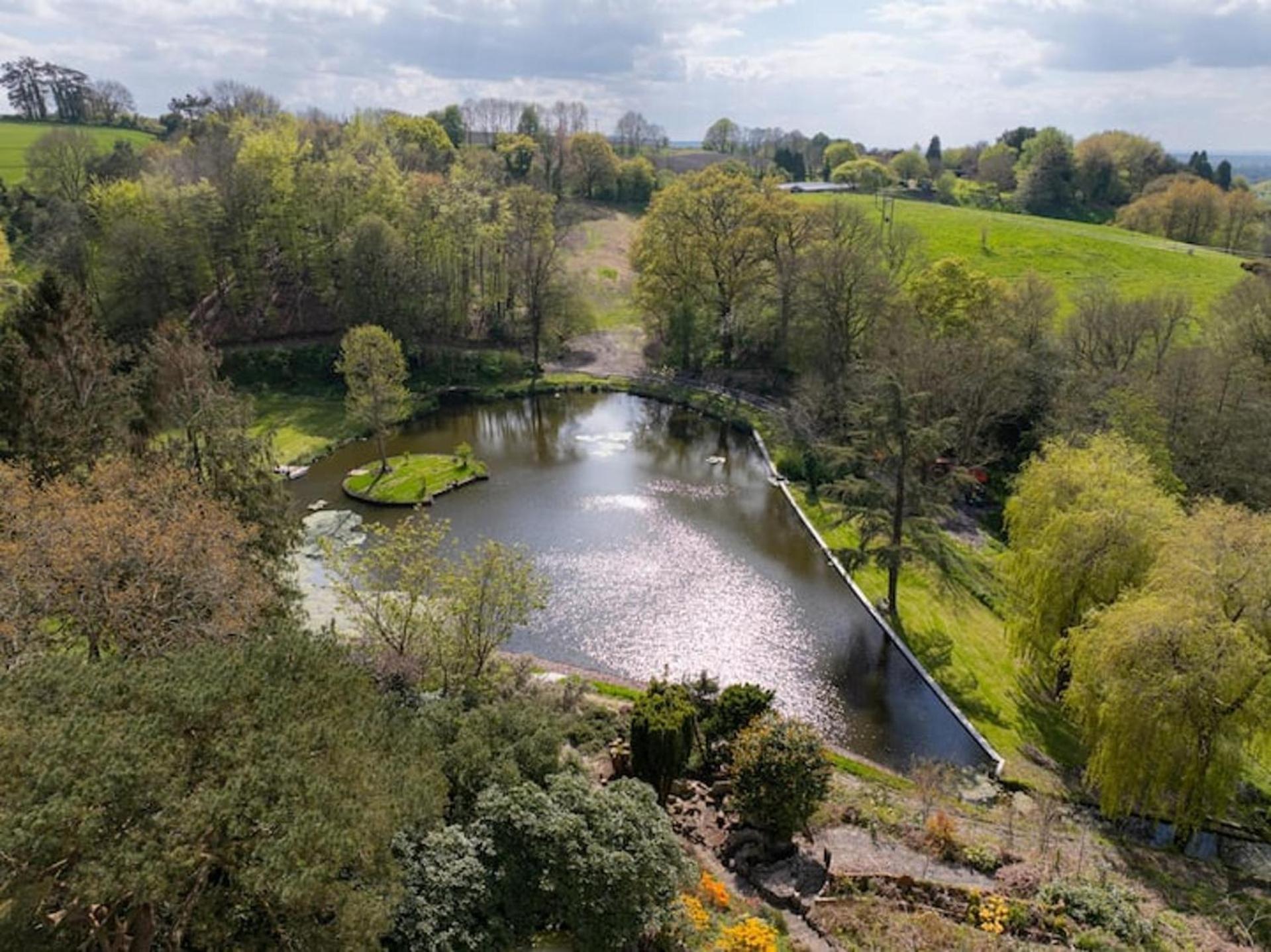 Devizes Vacations - Inviting 5-Bed House with fishing lake in Devizes - Property Image 3