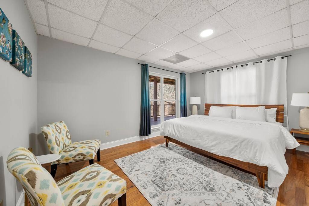 Lakeview with Dock and king bed Gainesville view 5