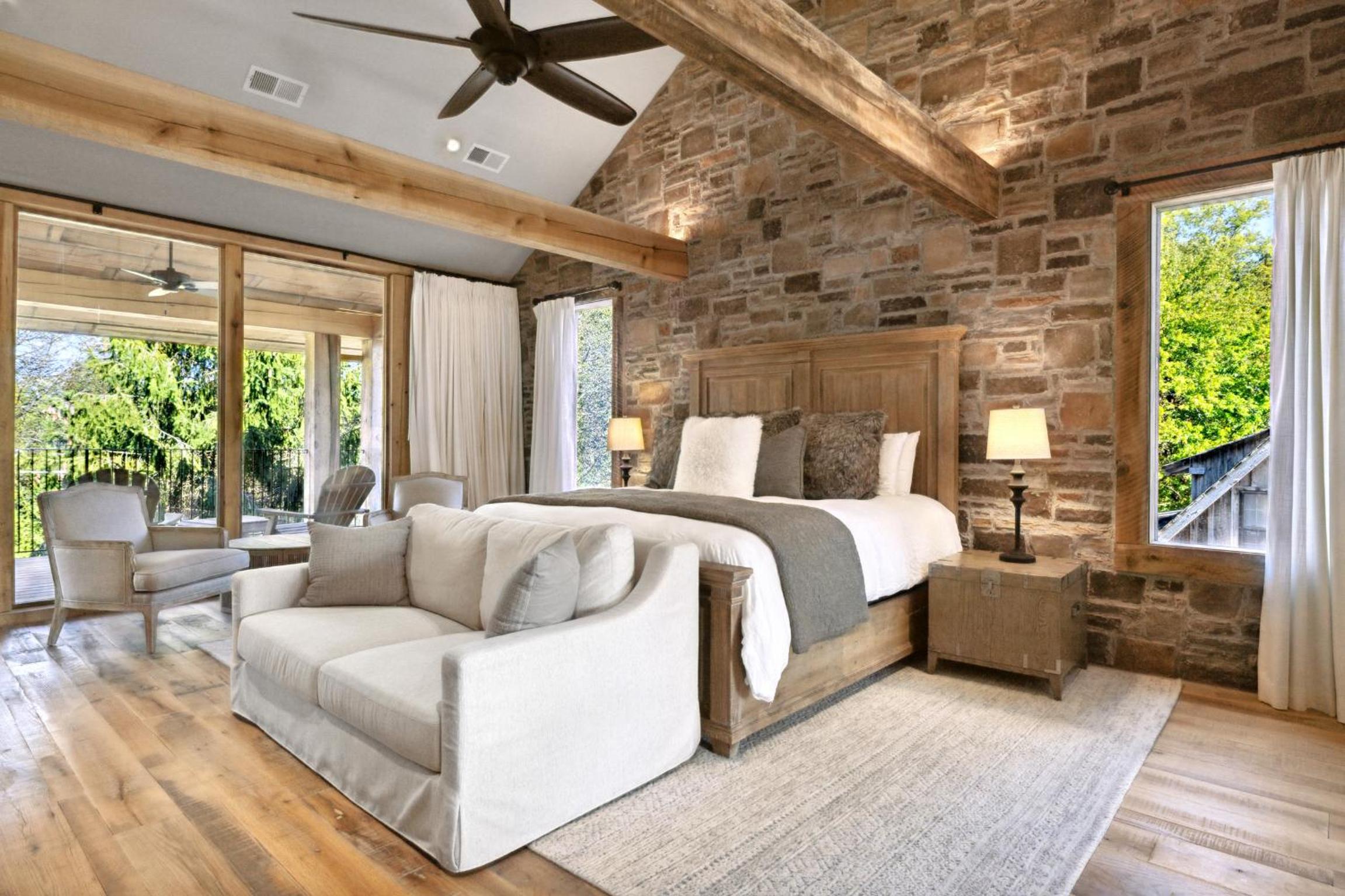 Extraordinary Manor at Dark Horse Estate view 3