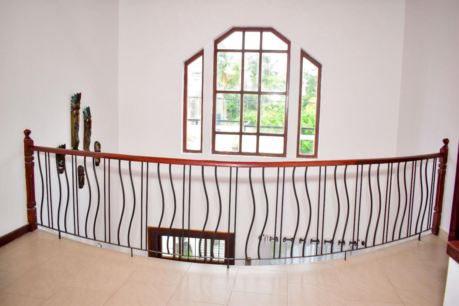 3 Bed House - Wifi Parking 10minBeach view 3