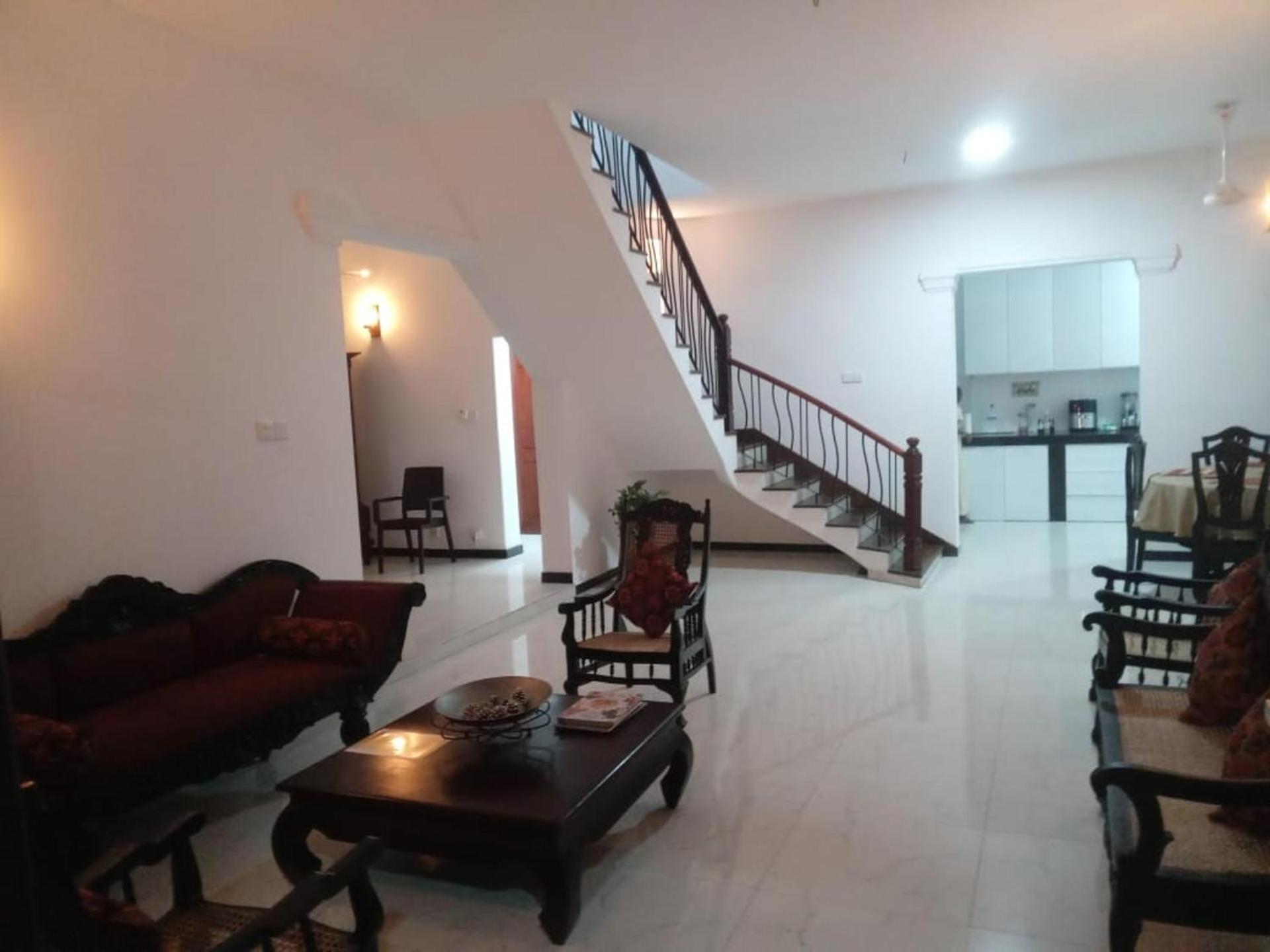 3 Bed House - Wifi Parking 10minBeach view 2