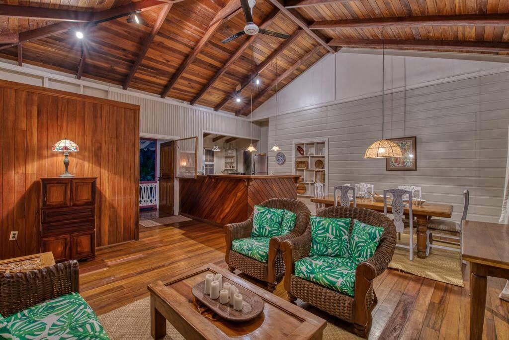 Colibri Caribbean Cottage, hermosa y amplia casa a pasos de una exótica playa con piscinas naturales