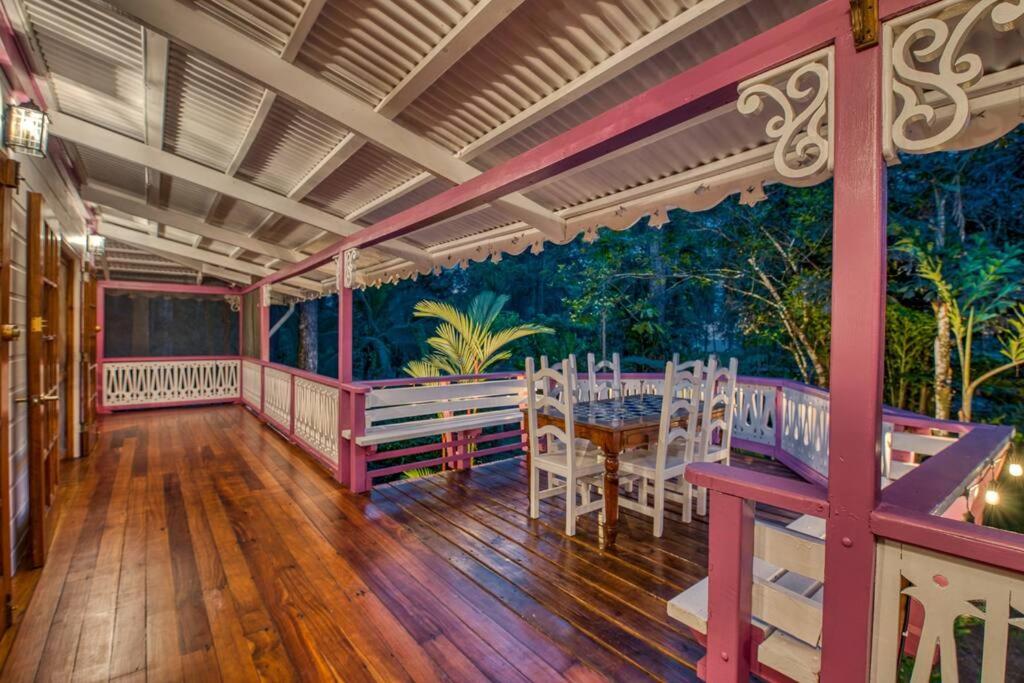 Colibri Caribbean Cottage, hermosa y amplia casa a pasos de una exótica playa con piscinas naturales