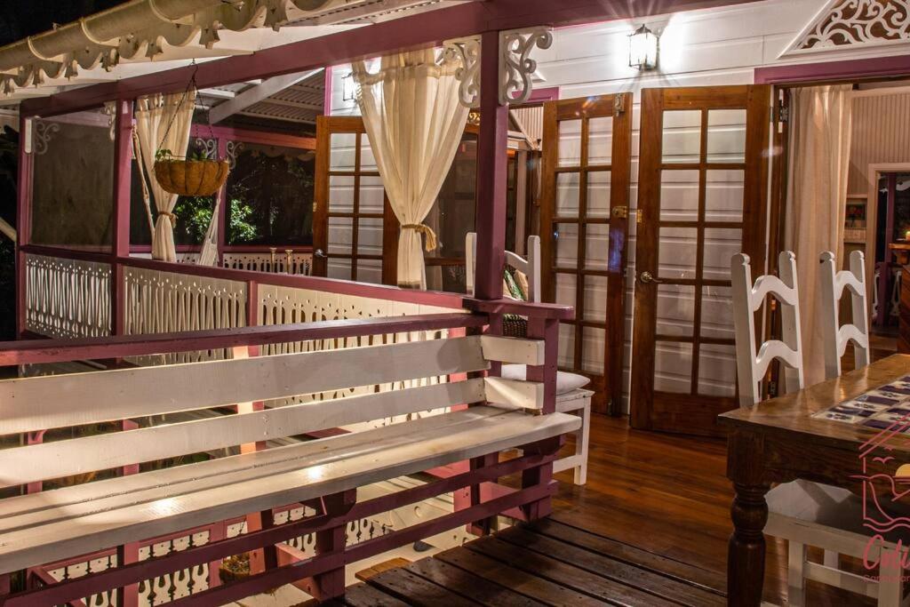 Colibri Caribbean Cottage, hermosa y amplia casa a pasos de una exótica playa con piscinas naturales