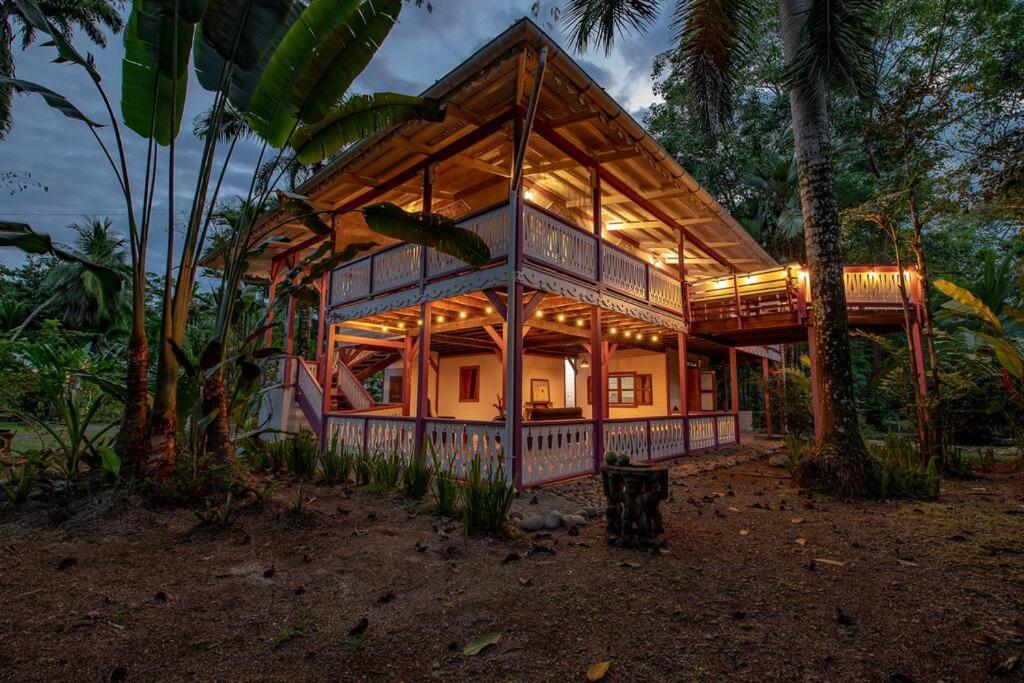 Colibri Caribbean Cottage, hermosa y amplia casa a pasos de una exótica playa con piscinas naturales