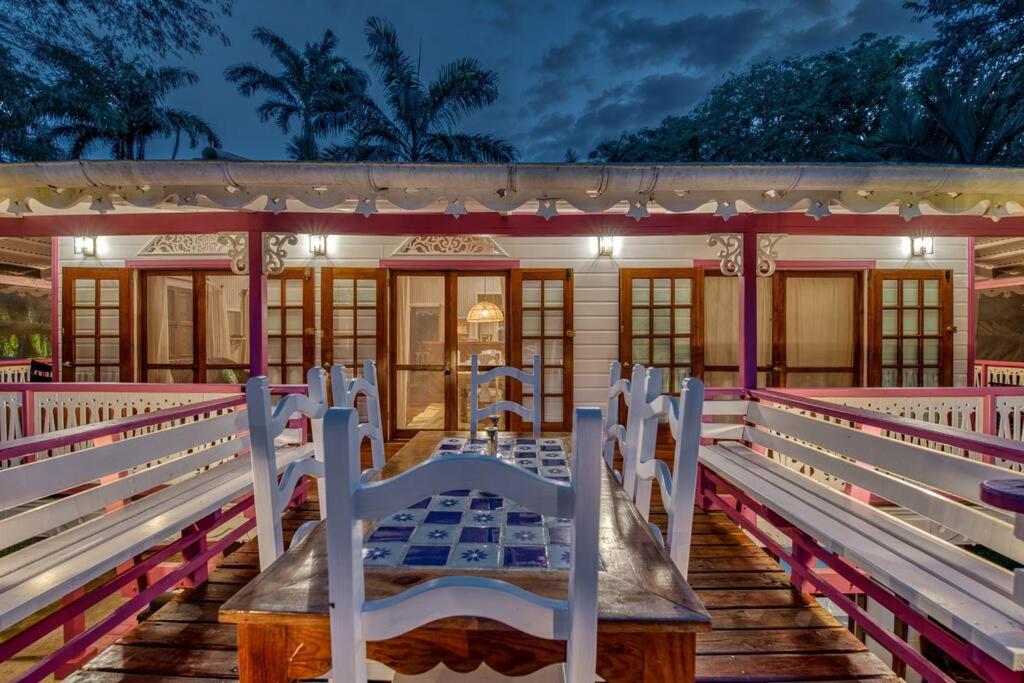 Colibri Caribbean Cottage, hermosa y amplia casa a pasos de una exótica playa con piscinas naturales