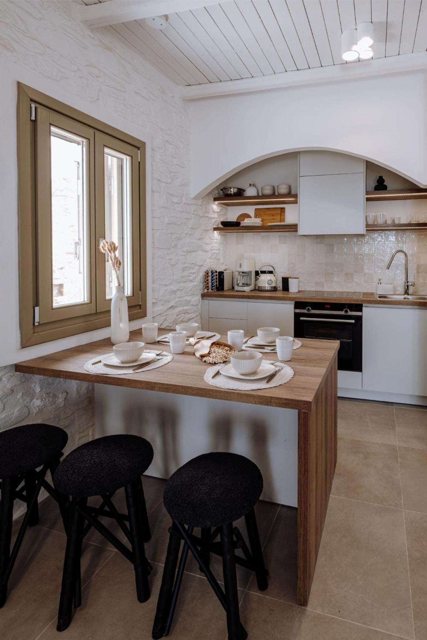 Elegant Kythnos Villa | Villa Orangerie | 4 Bedrooms | Private Terrace with Infinity Pool | Captivating Sea Views | BBQ | Close to Beach | Gaidouromantra photo 4