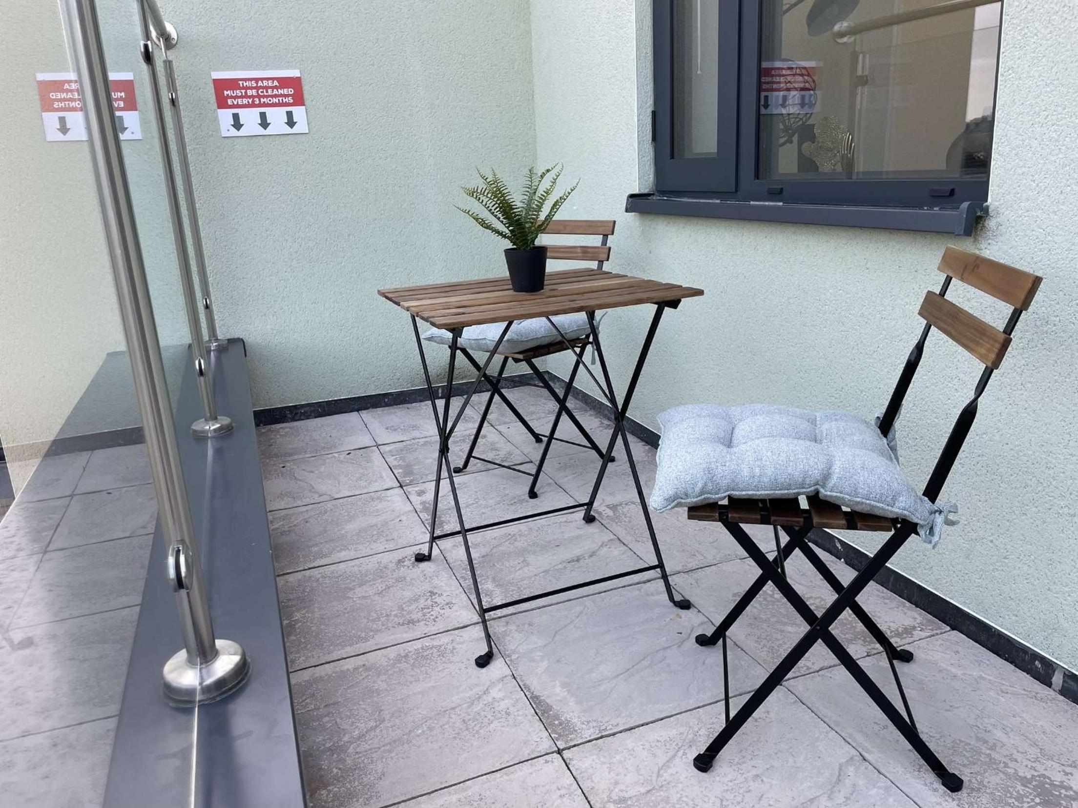 Modern 2-Bed Apartment with Balcony, Close To Oxford City Centre With Free Parking view 5