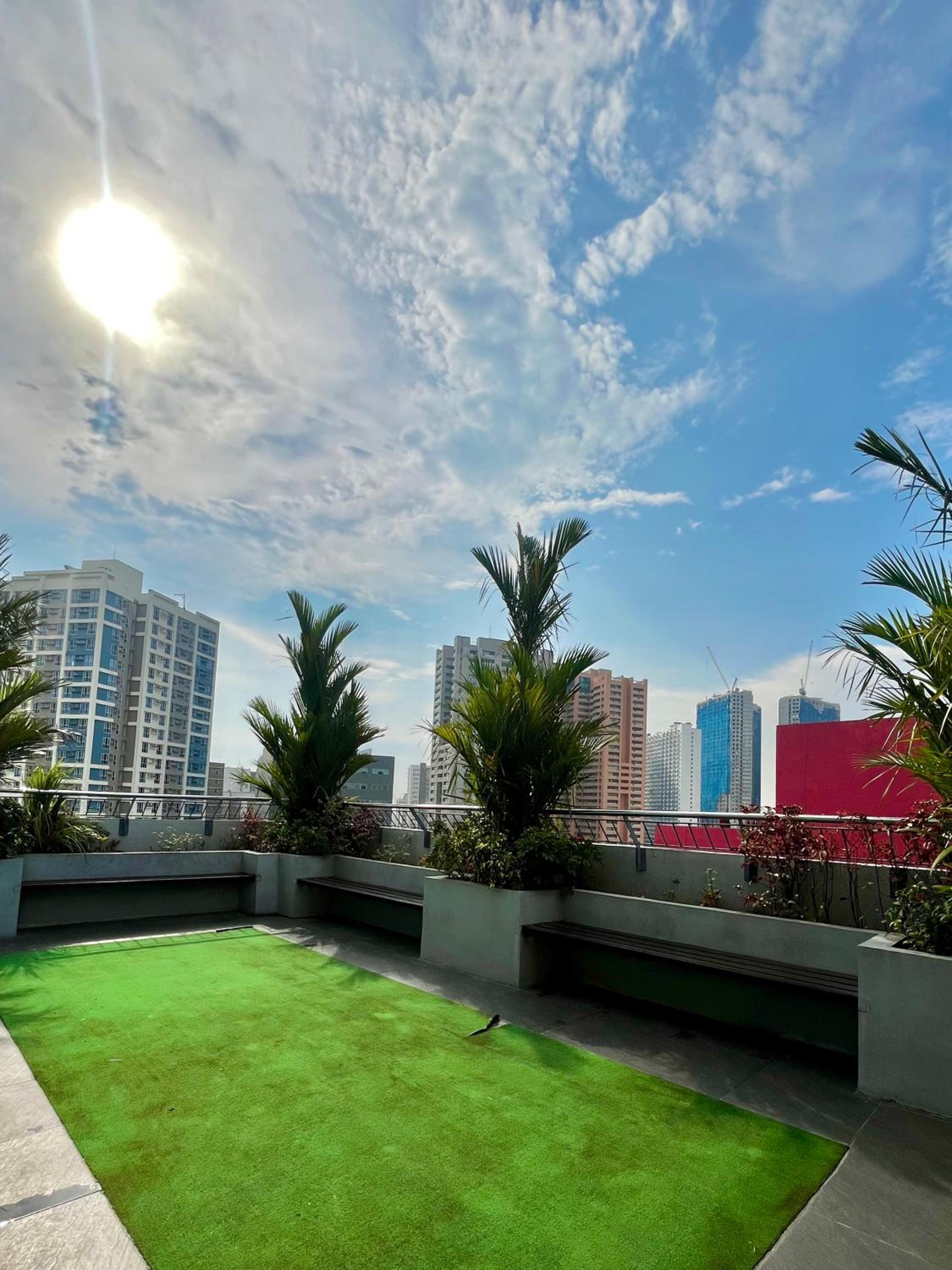 RGB Apartment - Pioneer, Mandaluyong! view 5