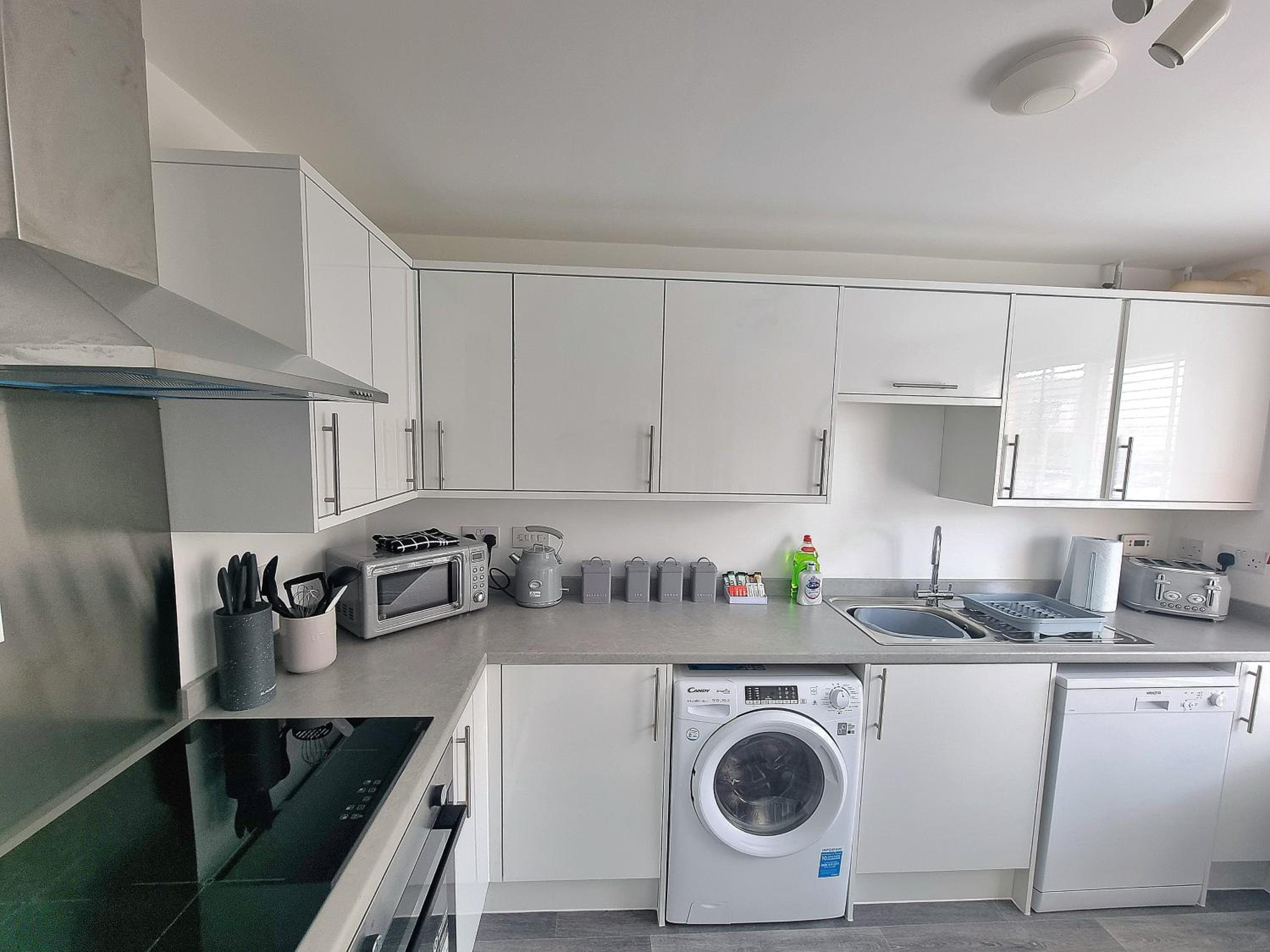Stylish Spacious 4 Bed Townhouse near station with Parking & High Speed WiFi view 3