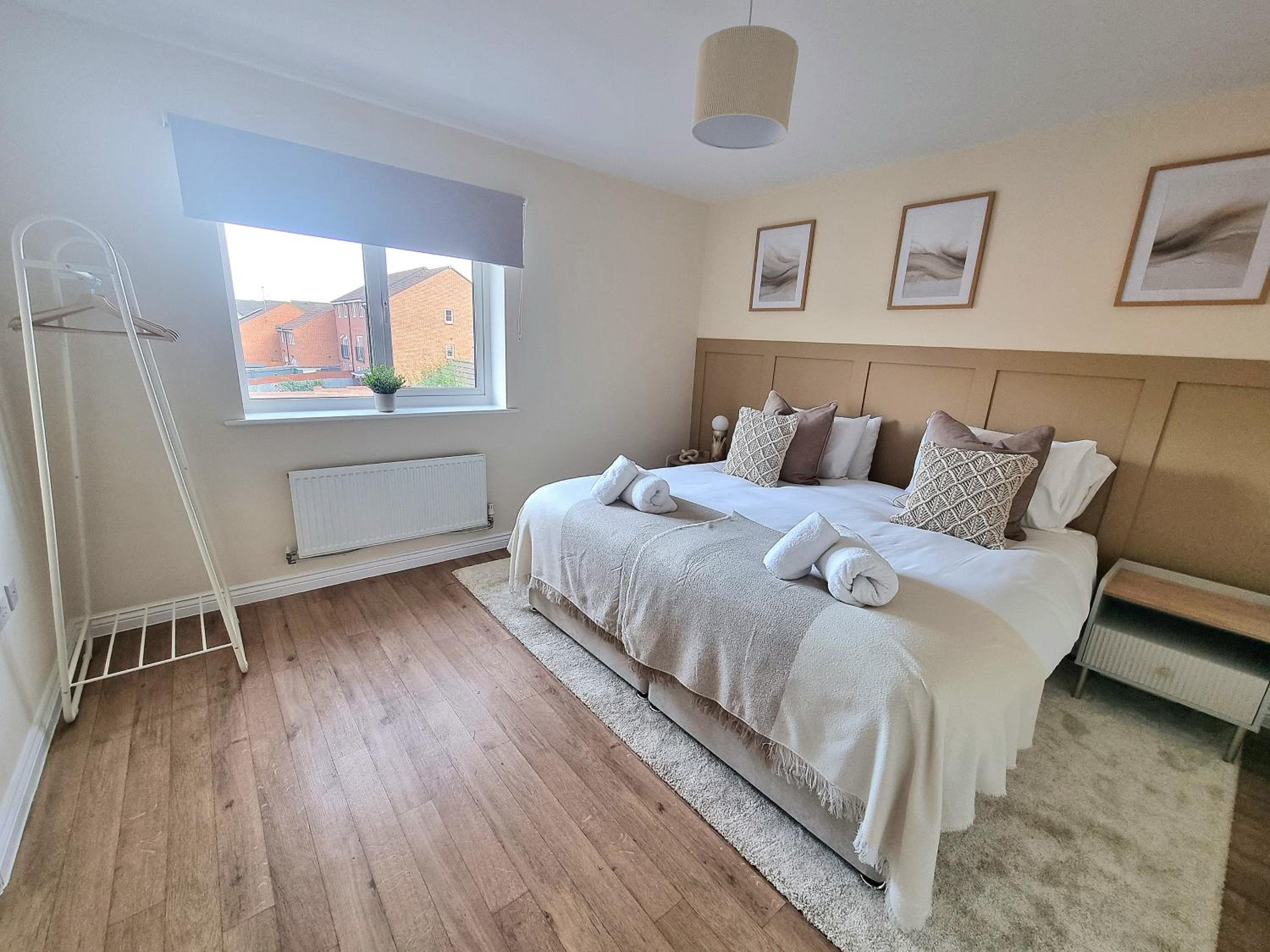 Stylish Spacious 4 Bed Townhouse near station with Parking & High Speed WiFi view 4