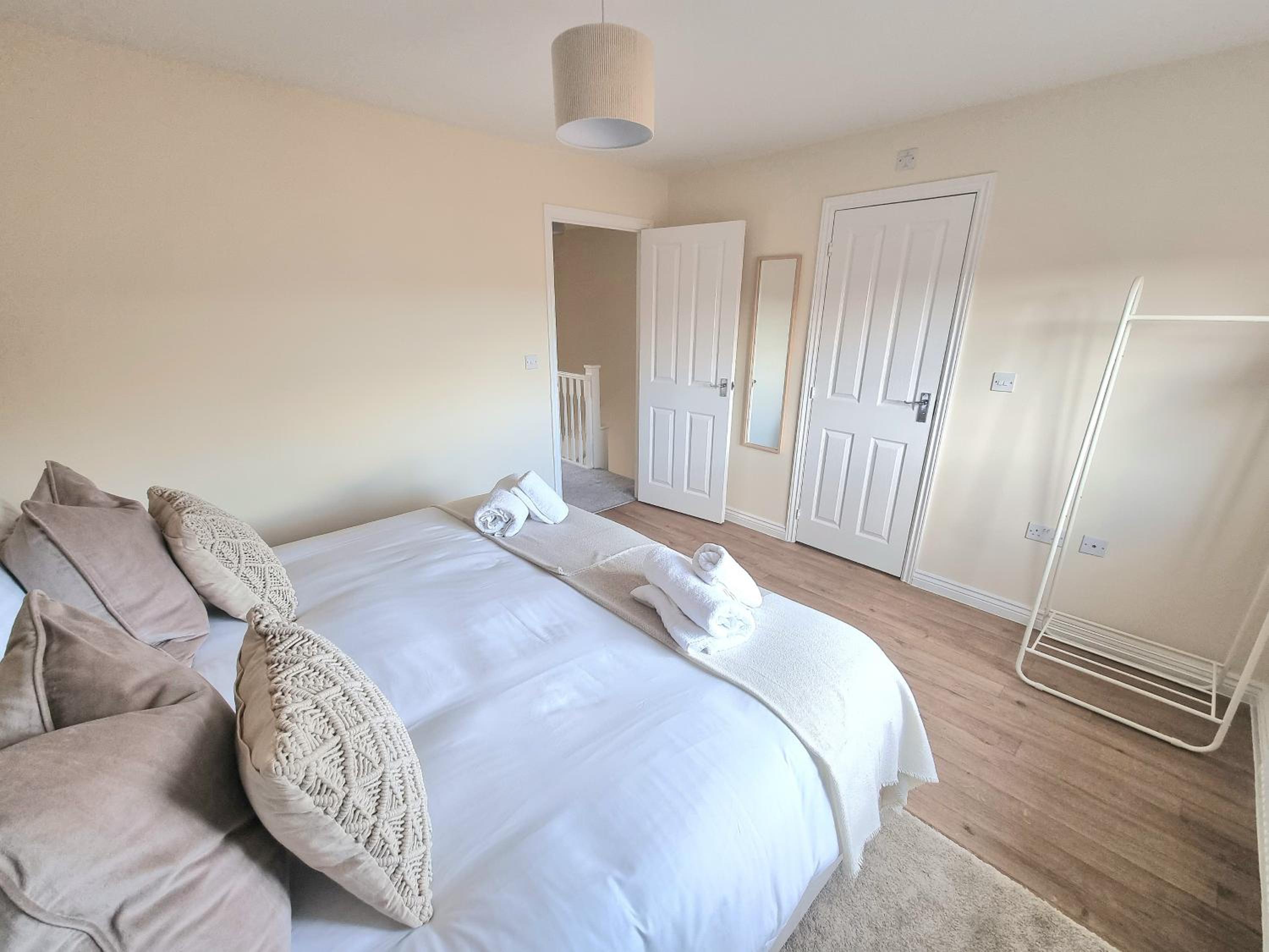 Stylish Spacious 4 Bed Townhouse near station with Parking & High Speed WiFi view 5