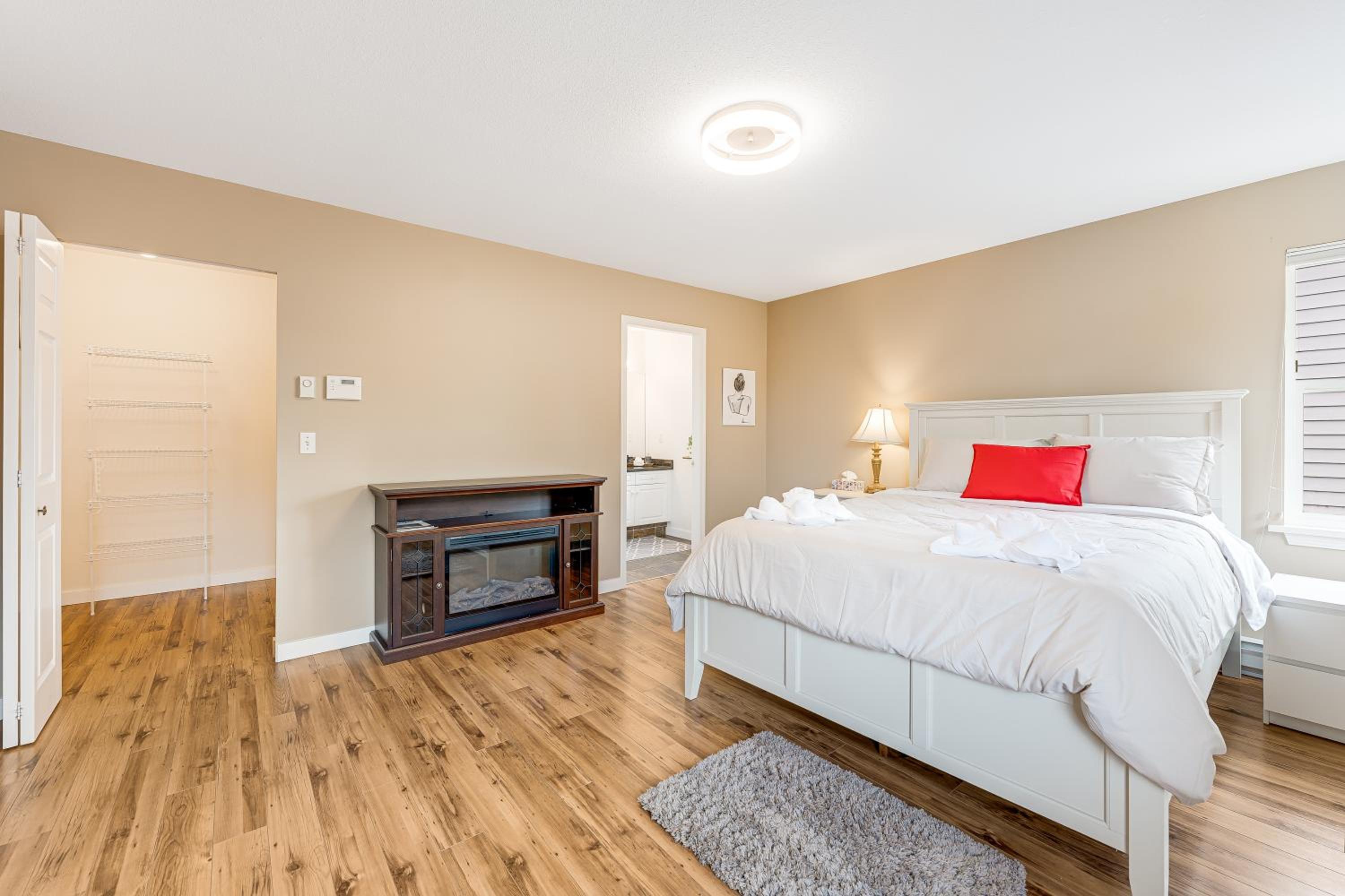 Spacious 4br Home in Fleetwood, with Free Parking - Property Image 27