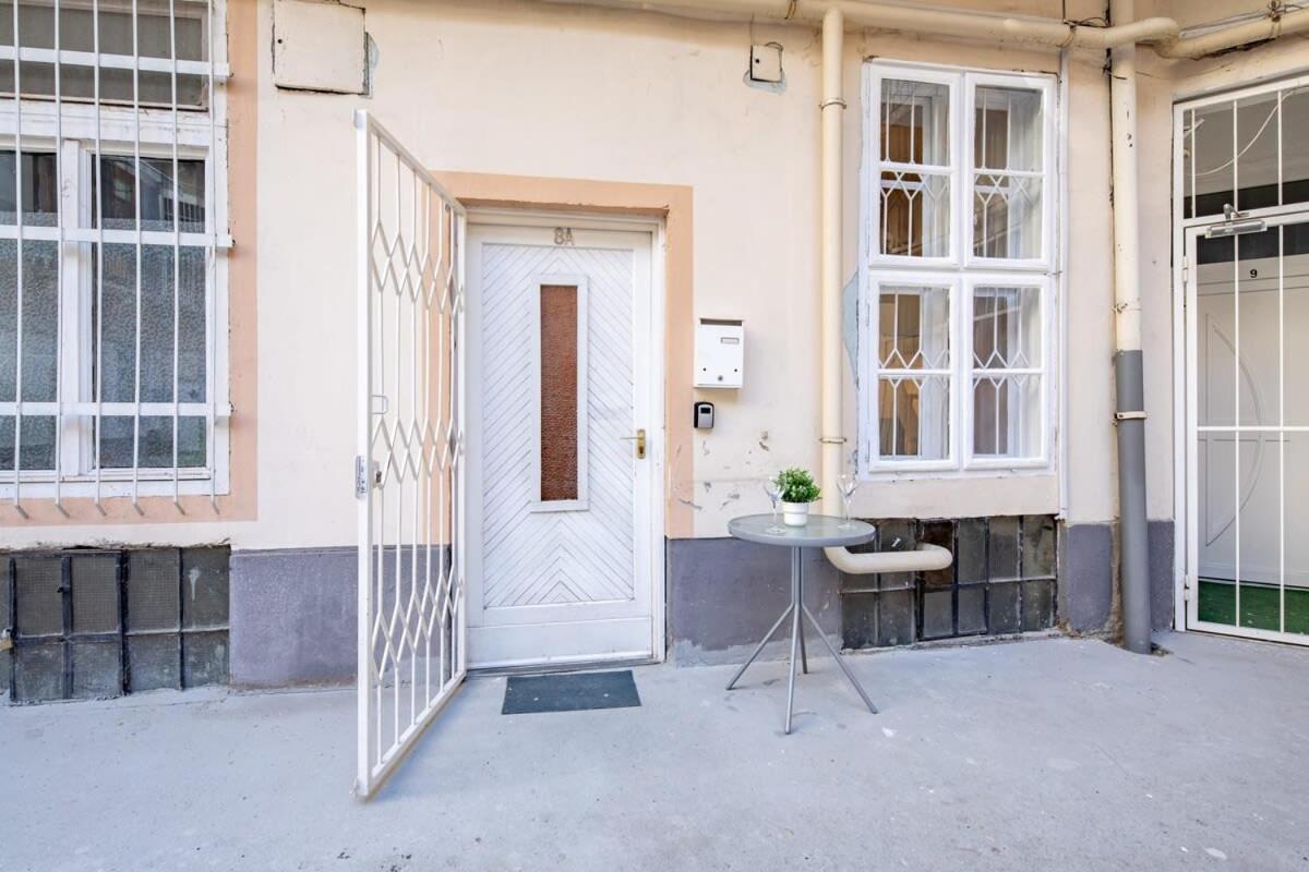 Cute central studio for couples view 2