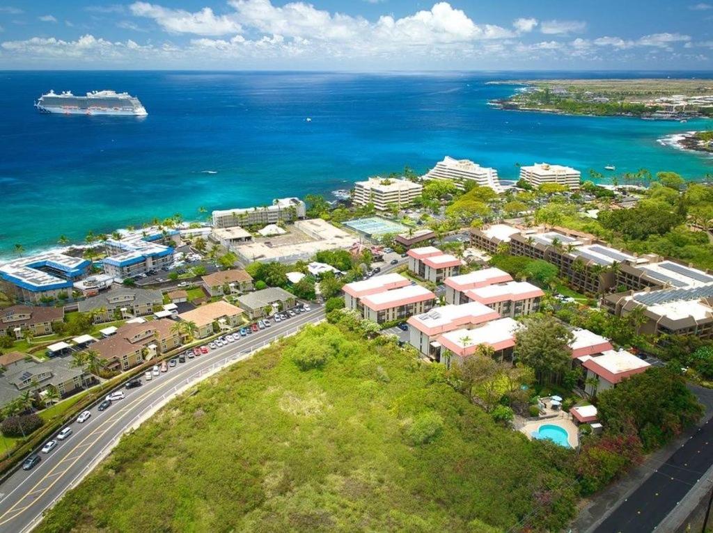 Kona Bay View Condo, Pool, Lanai, Walk to Town and Dining, AC, Free Parking