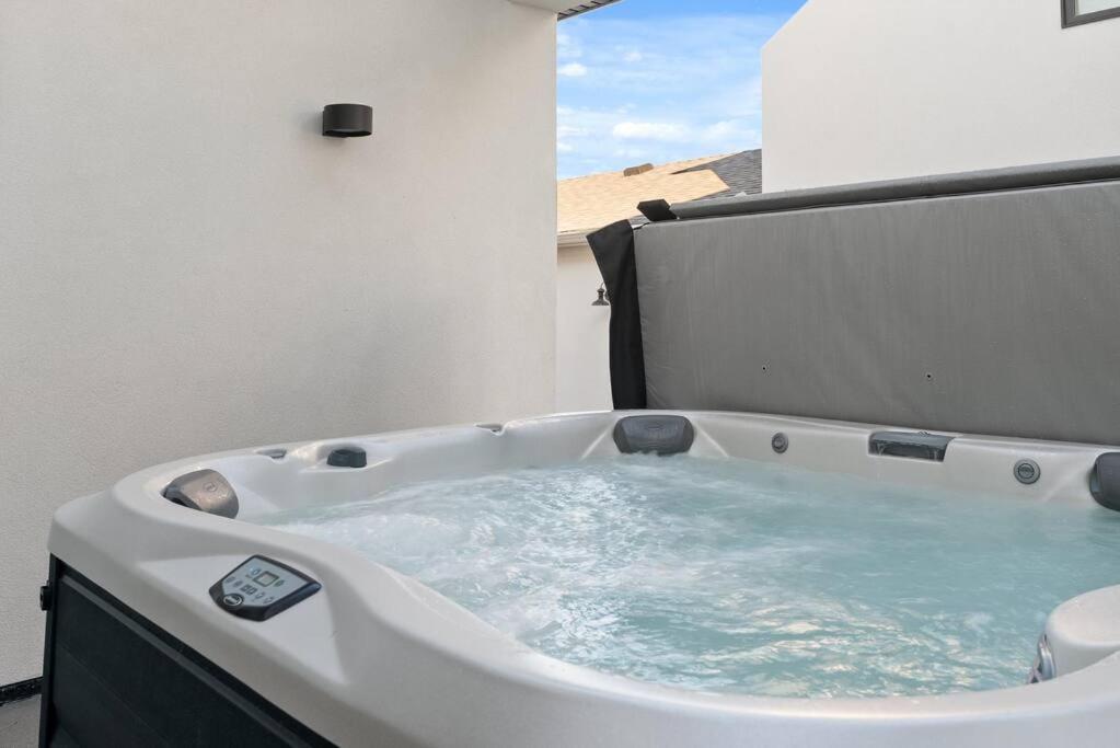 Hillside Villa Pool Hot Tub King Bed Okanagan View