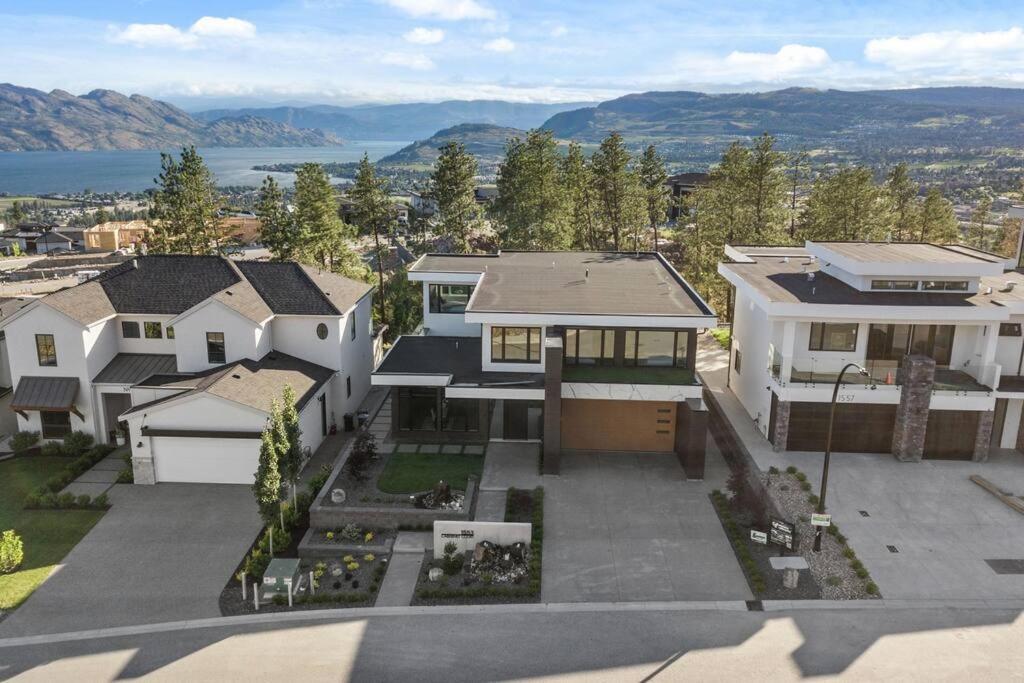 Hillside Villa Pool Hot Tub King Bed Okanagan View