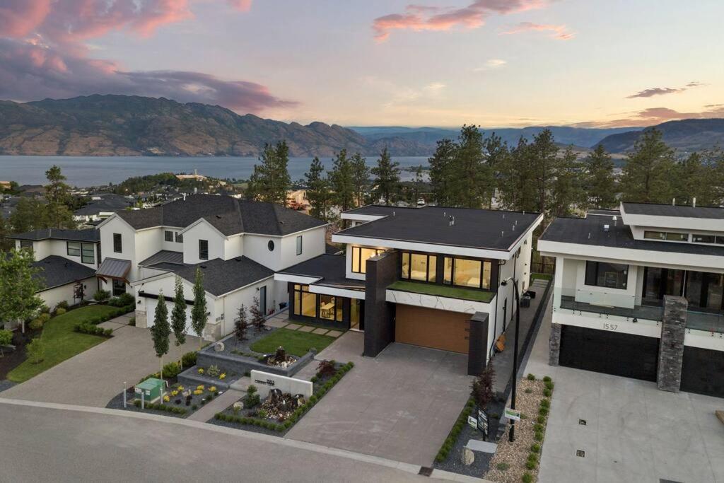 Hillside Villa Pool Hot Tub King Bed Okanagan View