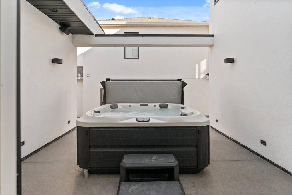 Hillside Villa Pool Hot Tub King Bed Okanagan View