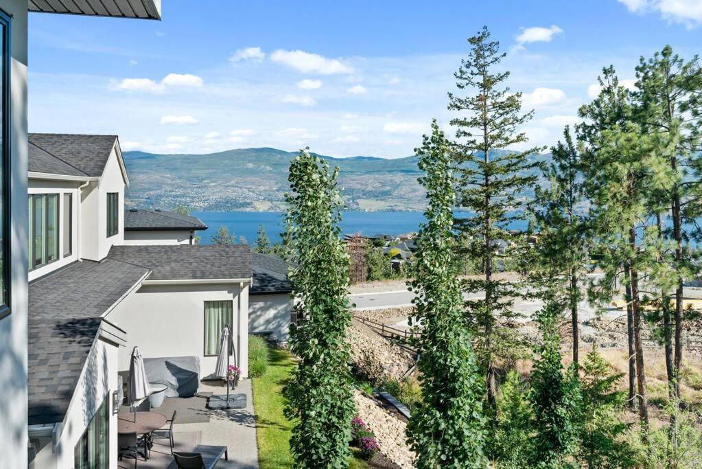 Hillside Villa Pool Hot Tub King Bed Okanagan View