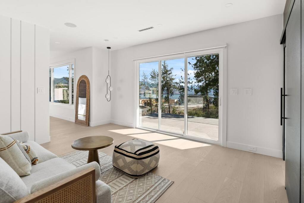Hillside Villa Pool Hot Tub King Bed Okanagan View
